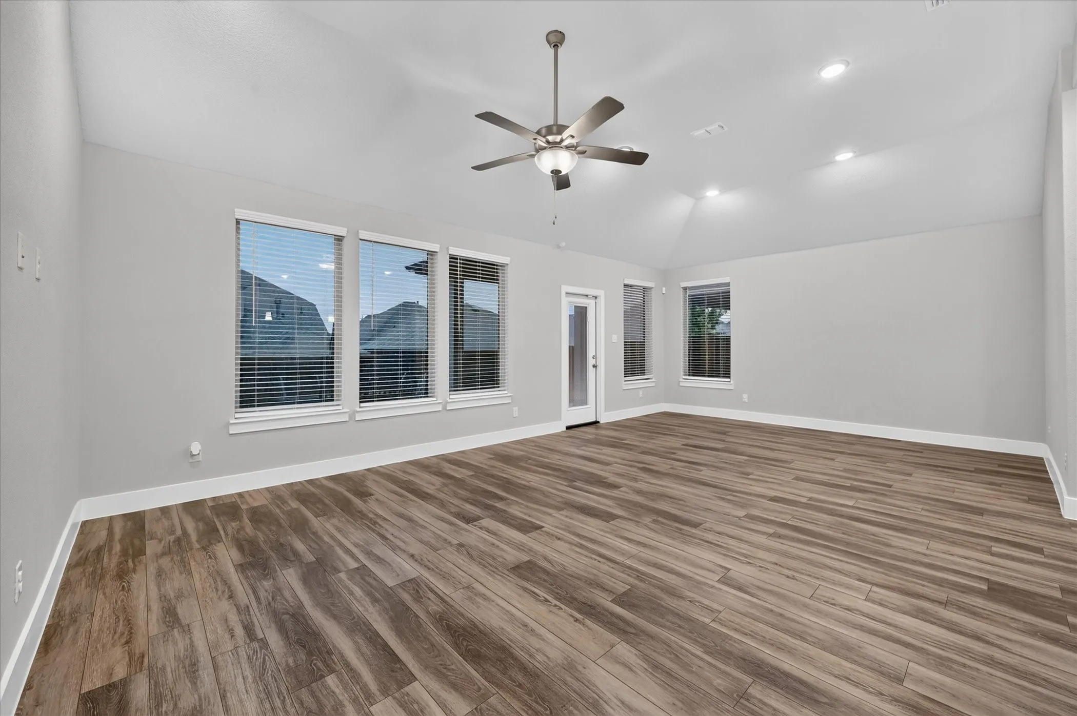 Single Family Residence For Sale in Tarrant County , 5120 Beautyberry Drive, Fort Worth, Texas 76036, 3 Bedroom, 2 Bathroom, 2 Garage spaces, 1,832 Sqft, built in 2021, mls#21402343, Real Estate Agent in Fort Worth, Homes For Sale in Tarrant county, Homes For Sale in Fort Worth, Realtor in Fort Worth Texas, Real Estate Brokerage Independent Realty Texas, Luminita Cordes Realtor