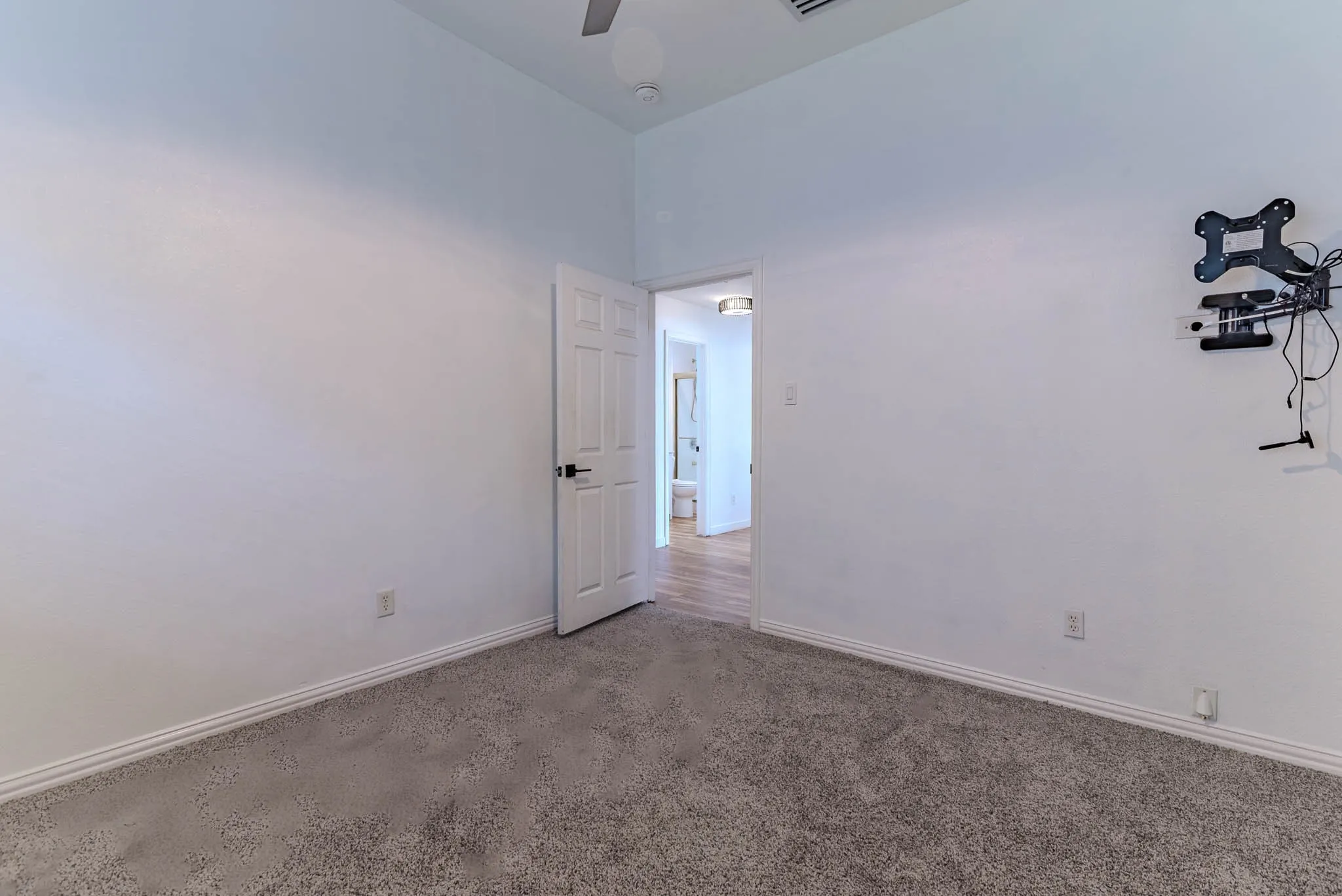 Single Family Residence For Rent in Tarrant County , 609 Bristlecone Drive, Arlington, Texas 76018, 4 Bedroom, 2 Bathroom, 2 Garage spaces, 2,091 Sqft, built in 2002, mls#21401617, Real Estate Agent in Arlington, Homes For Rent in Tarrant county, Homes For Rent in Arlington, Realtor in Arlington Texas, Real Estate Brokerage Independent Realty Texas, Luminita Cordes Realtor