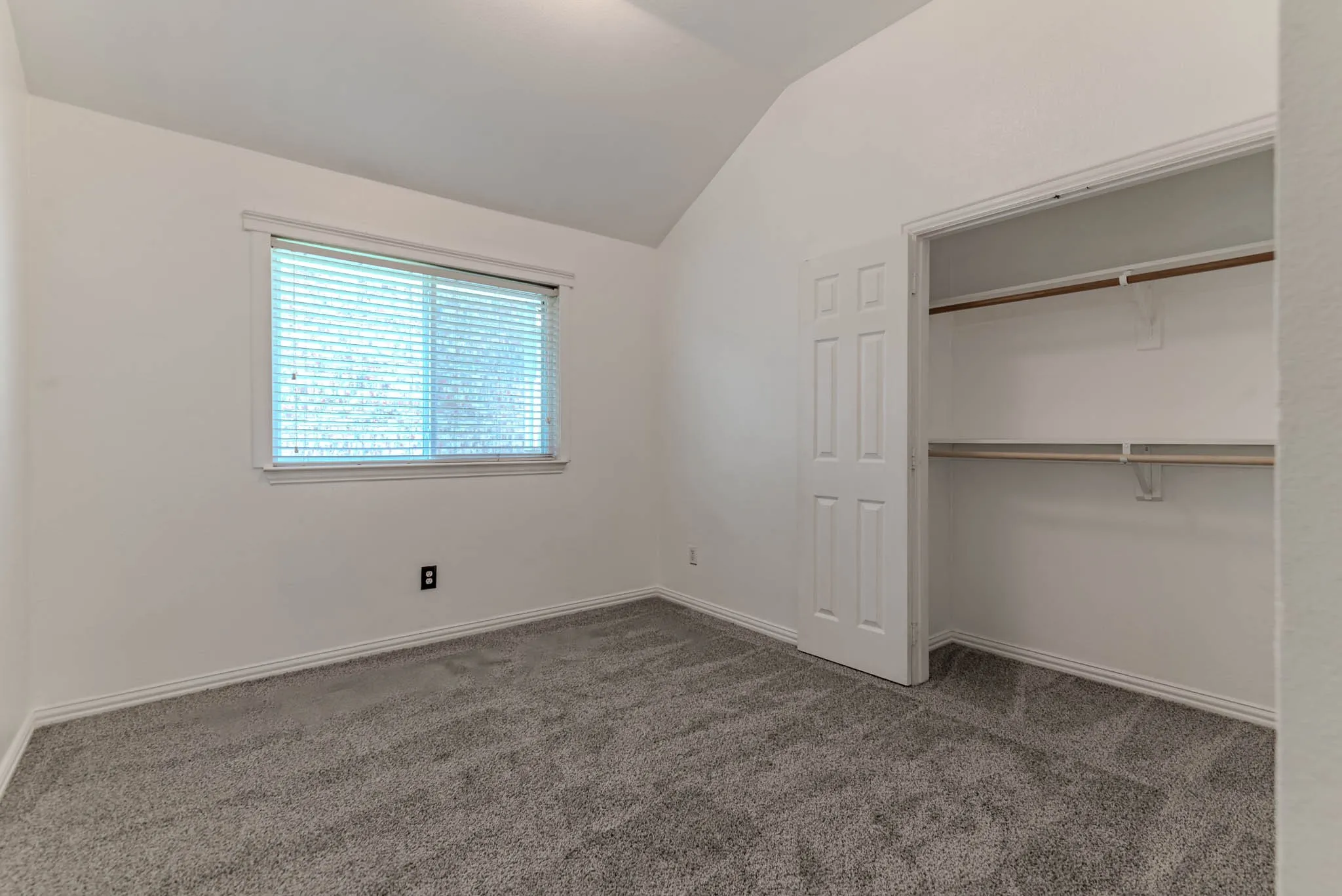Single Family Residence For Rent in Tarrant County , 609 Bristlecone Drive, Arlington, Texas 76018, 4 Bedroom, 2 Bathroom, 2 Garage spaces, 2,091 Sqft, built in 2002, mls#21401617, Real Estate Agent in Arlington, Homes For Rent in Tarrant county, Homes For Rent in Arlington, Realtor in Arlington Texas, Real Estate Brokerage Independent Realty Texas, Luminita Cordes Realtor