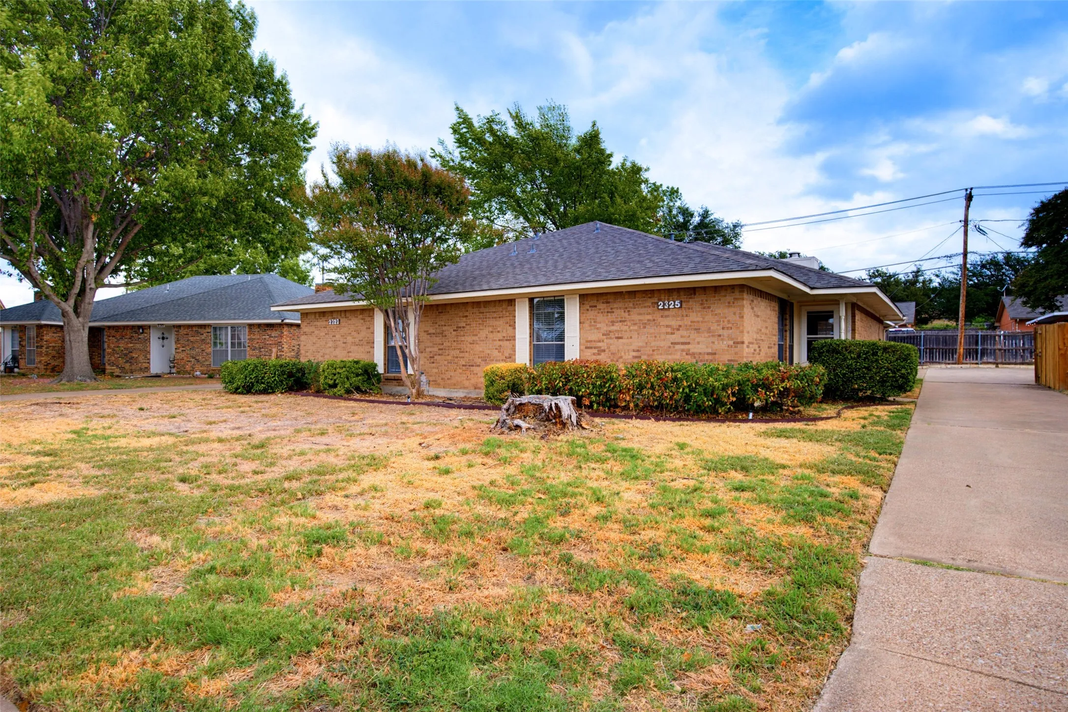 Single Family Residence For Sale in Tarrant County , 2325 Lido Lane, Arlington, Texas 76015, 2 Bedroom, 2 Bathroom, Garage spaces, 1,034 Sqft, built in 1983, mls#21402567, Real Estate Agent in Arlington, Homes For Sale in Tarrant county, Homes For Sale in Arlington, Realtor in Arlington Texas, Real Estate Brokerage Independent Realty Texas, Luminita Cordes Realtor