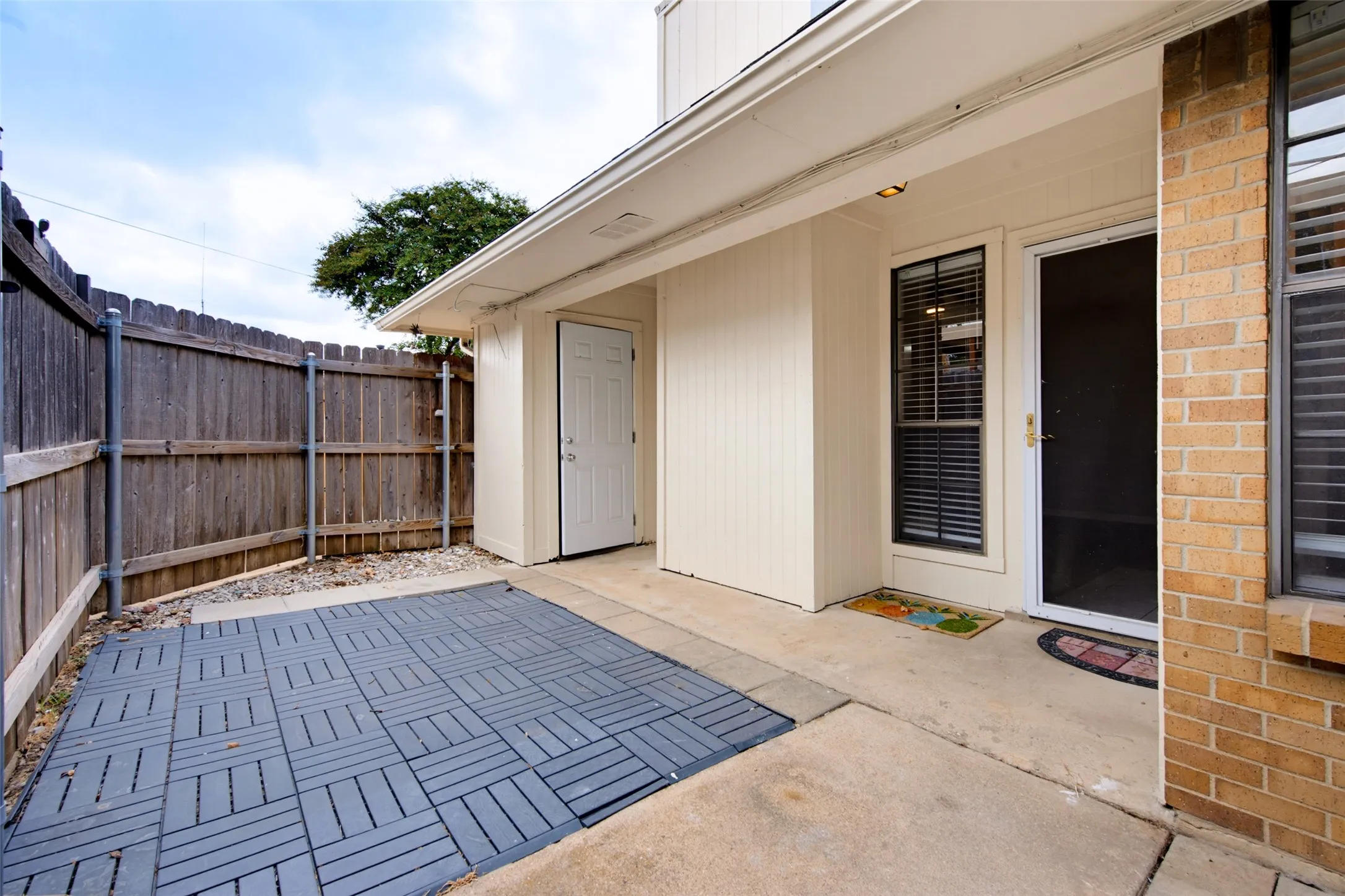 Single Family Residence For Sale in Tarrant County , 2325 Lido Lane, Arlington, Texas 76015, 2 Bedroom, 2 Bathroom, Garage spaces, 1,034 Sqft, built in 1983, mls#21402567, Real Estate Agent in Arlington, Homes For Sale in Tarrant county, Homes For Sale in Arlington, Realtor in Arlington Texas, Real Estate Brokerage Independent Realty Texas, Luminita Cordes Realtor