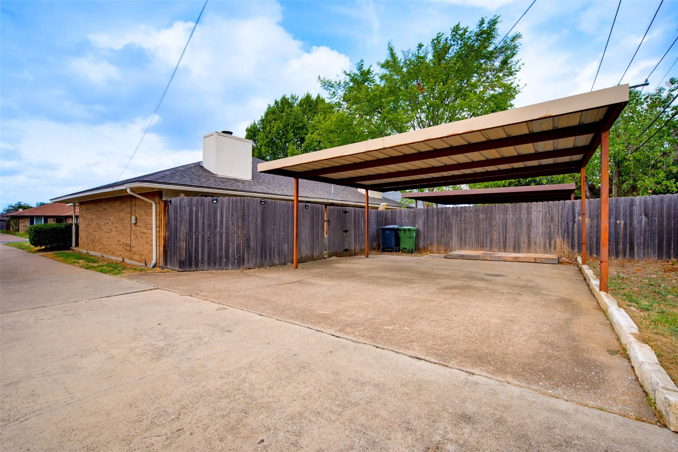 Single Family Residence For Sale in Tarrant County , 2325 Lido Lane, Arlington, Texas 76015, 2 Bedroom, 2 Bathroom, Garage spaces, 1,034 Sqft, built in 1983, mls#21402567, Real Estate Agent in Arlington, Homes For Sale in Tarrant county, Homes For Sale in Arlington, Realtor in Arlington Texas, Real Estate Brokerage Independent Realty Texas, Luminita Cordes Realtor