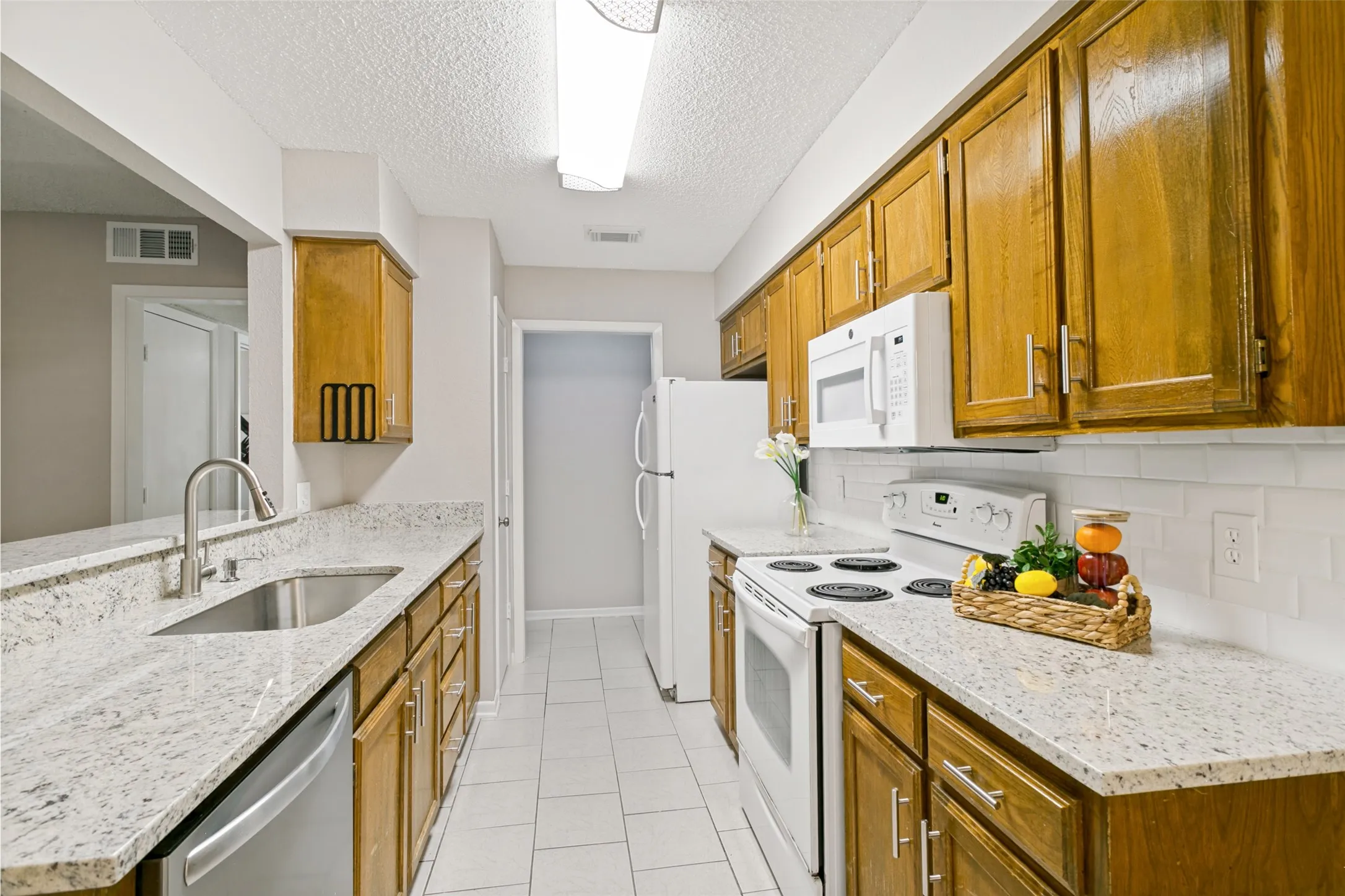 Single Family Residence For Sale in Tarrant County , 2325 Lido Lane, Arlington, Texas 76015, 2 Bedroom, 2 Bathroom, Garage spaces, 1,034 Sqft, built in 1983, mls#21402567, Real Estate Agent in Arlington, Homes For Sale in Tarrant county, Homes For Sale in Arlington, Realtor in Arlington Texas, Real Estate Brokerage Independent Realty Texas, Luminita Cordes Realtor