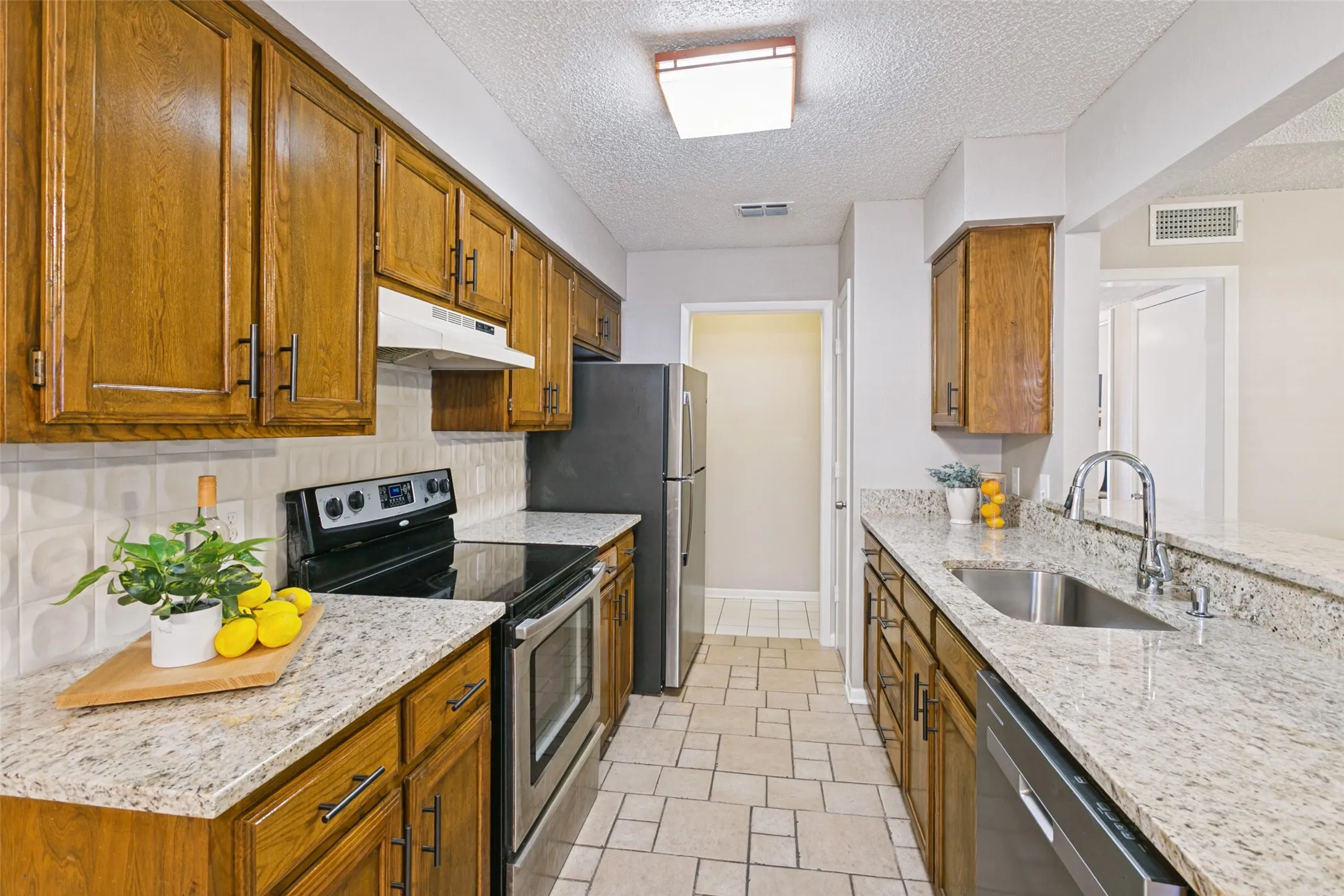 Single Family Residence For Sale in Tarrant County , 2323 Lido Lane, Arlington, Texas 76015, 2 Bedroom, 2 Bathroom, Garage spaces, 1,034 Sqft, built in 1983, mls#21401707, Real Estate Agent in Arlington, Homes For Sale in Tarrant county, Homes For Sale in Arlington, Realtor in Arlington Texas, Real Estate Brokerage Independent Realty Texas, Luminita Cordes Realtor