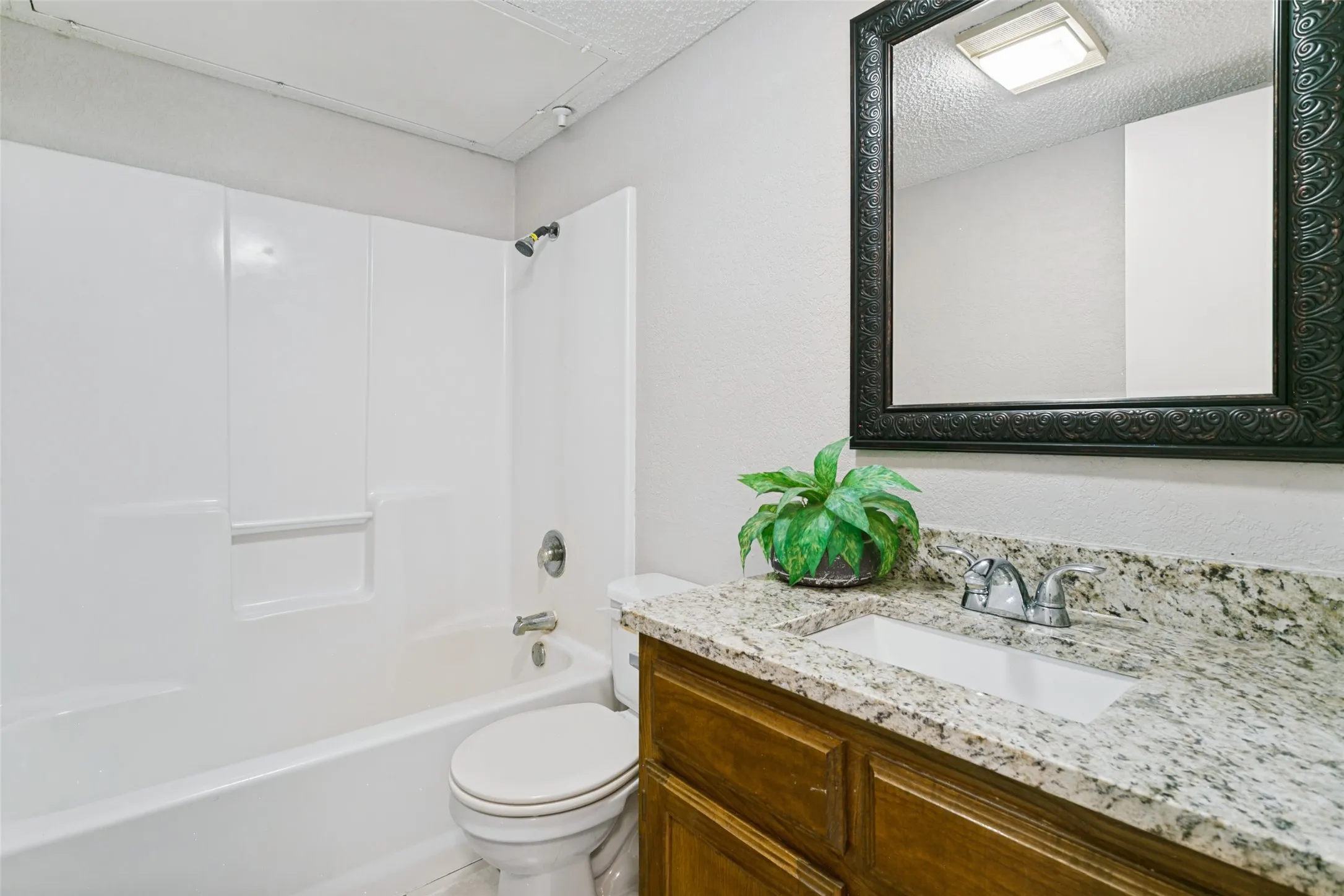 Single Family Residence For Sale in Tarrant County , 2323 Lido Lane, Arlington, Texas 76015, 2 Bedroom, 2 Bathroom, Garage spaces, 1,034 Sqft, built in 1983, mls#21401707, Real Estate Agent in Arlington, Homes For Sale in Tarrant county, Homes For Sale in Arlington, Realtor in Arlington Texas, Real Estate Brokerage Independent Realty Texas, Luminita Cordes Realtor