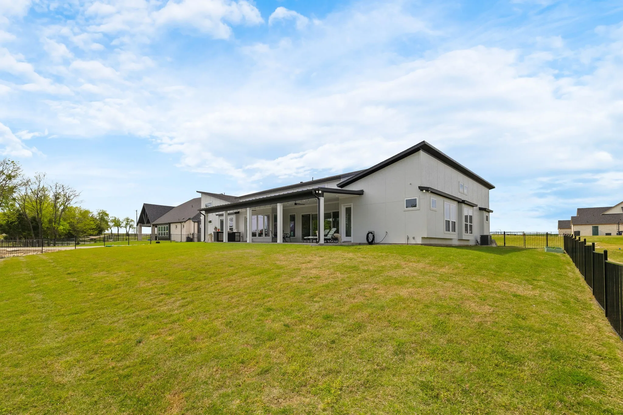 Single Family Residence For Sale in Grayson County , 313 Ryker Lane, Gunter, Texas 75058, 3 Bedroom, 4 Bathroom, 3 Garage spaces, 3,076 Sqft, built in 2023, mls#21402621, Real Estate Agent in Gunter, Homes For Sale in Grayson county, Homes For Sale in Gunter, Realtor in Gunter Texas, Real Estate Brokerage Independent Realty Texas, Luminita Cordes Realtor