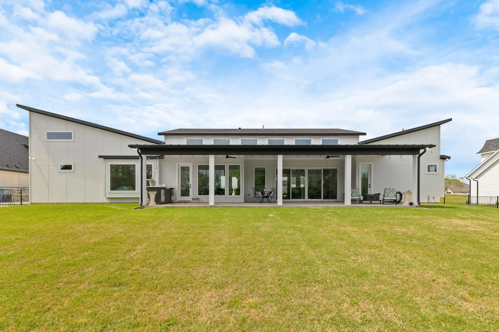 Single Family Residence For Sale in Grayson County , 313 Ryker Lane, Gunter, Texas 75058, 3 Bedroom, 4 Bathroom, 3 Garage spaces, 3,076 Sqft, built in 2023, mls#21402621, Real Estate Agent in Gunter, Homes For Sale in Grayson county, Homes For Sale in Gunter, Realtor in Gunter Texas, Real Estate Brokerage Independent Realty Texas, Luminita Cordes Realtor