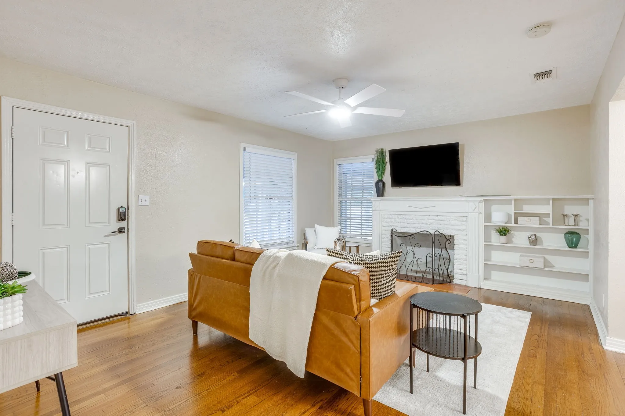 Single Family Residence For Sale in Tarrant County , 3500 Corto Avenue, Fort Worth, Texas 76109, 4 Bedroom, 2 Bathroom, Garage spaces, 1,623 Sqft, built in 1949, mls#21388764, Real Estate Agent in Fort Worth, Homes For Sale in Tarrant county, Homes For Sale in Fort Worth, Realtor in Fort Worth Texas, Real Estate Brokerage Independent Realty Texas, Luminita Cordes Realtor