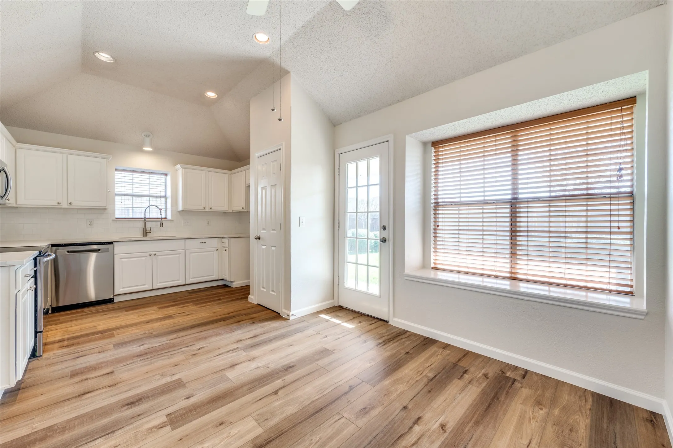Single Family Residence For Rent in Collin County , 10121 Cambridge Drive, Frisco, Texas 75035, 3 Bedroom, 2 Bathroom, 2 Garage spaces, 1,684 Sqft, built in 1996, mls#21401587, Real Estate Agent in Frisco, Homes For Rent in Collin county, Homes For Rent in Frisco, Realtor in Frisco Texas, Real Estate Brokerage Independent Realty Texas, Luminita Cordes Realtor