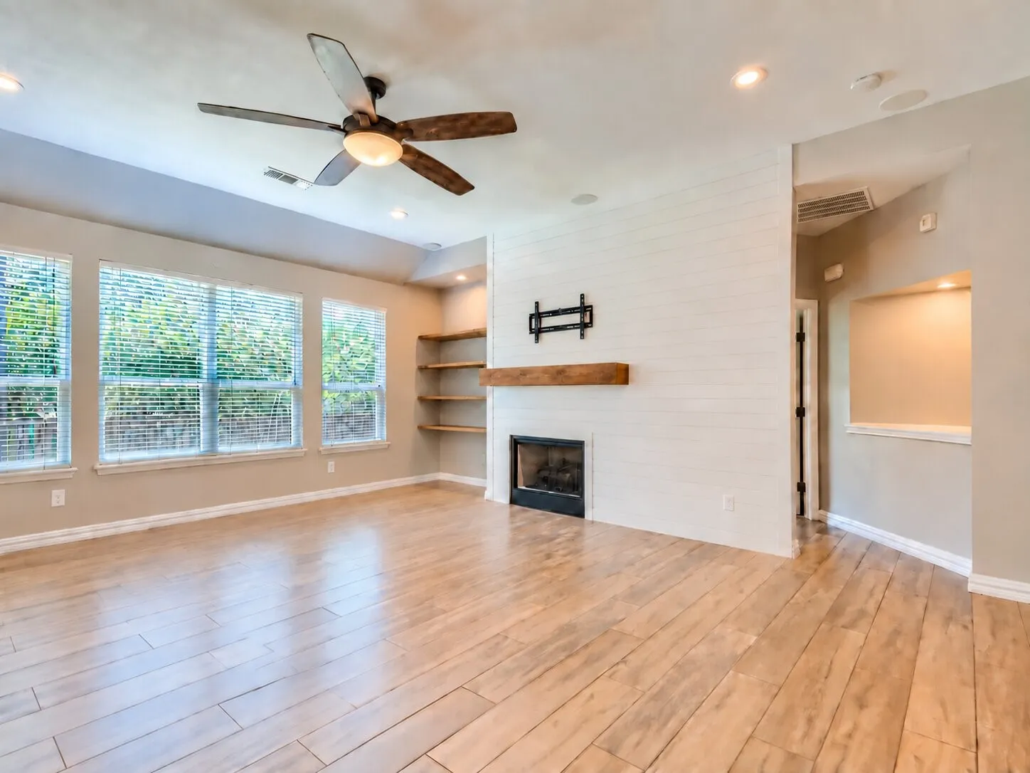 Single Family Residence For Rent in Denton County , 3103 Topanga Canyon Drive, Corinth, Texas 76210, 3 Bedroom, 2 Bathroom, 2 Garage spaces, 2,044 Sqft, built in 2001, mls#21400126, Real Estate Agent in Corinth, Homes For Rent in Denton county, Homes For Rent in Corinth, Realtor in Corinth Texas, Real Estate Brokerage Independent Realty Texas, Luminita Cordes Realtor