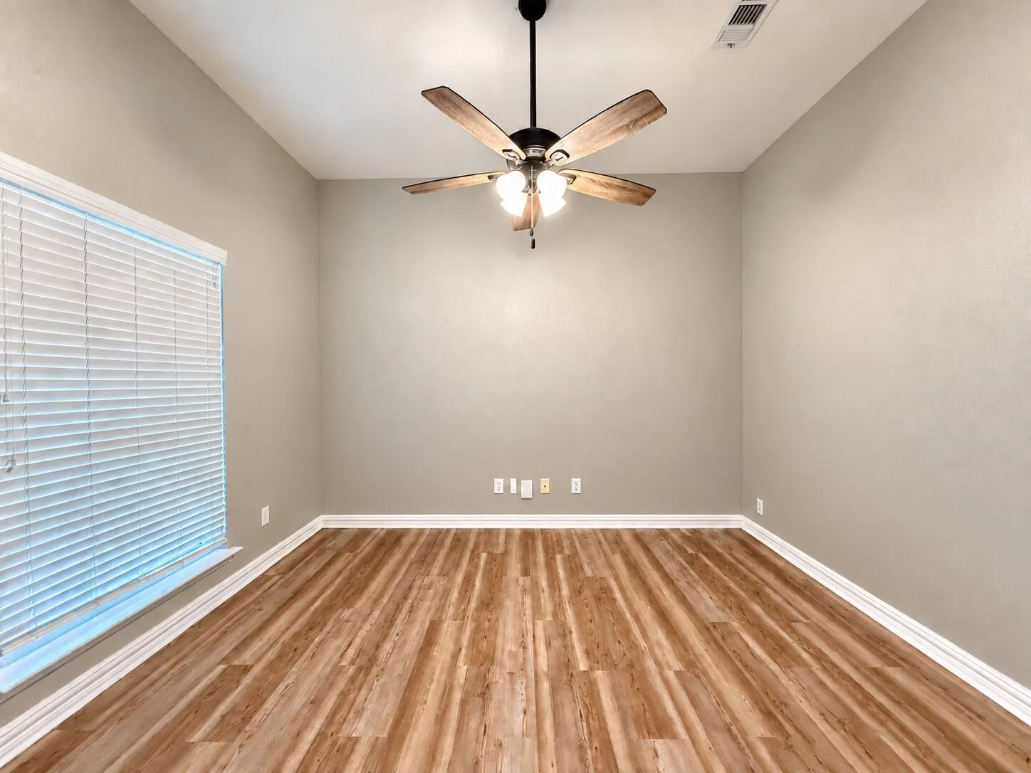 Single Family Residence For Rent in Denton County , 3103 Topanga Canyon Drive, Corinth, Texas 76210, 3 Bedroom, 2 Bathroom, 2 Garage spaces, 2,044 Sqft, built in 2001, mls#21400126, Real Estate Agent in Corinth, Homes For Rent in Denton county, Homes For Rent in Corinth, Realtor in Corinth Texas, Real Estate Brokerage Independent Realty Texas, Luminita Cordes Realtor