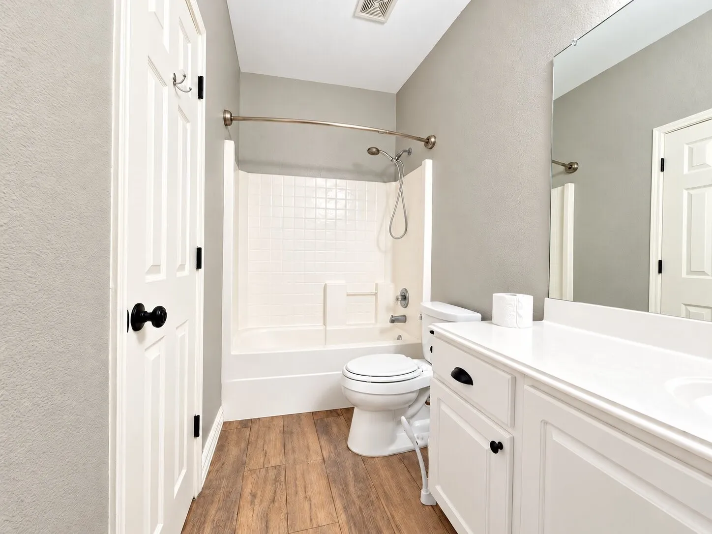 Single Family Residence For Rent in Denton County , 3103 Topanga Canyon Drive, Corinth, Texas 76210, 3 Bedroom, 2 Bathroom, 2 Garage spaces, 2,044 Sqft, built in 2001, mls#21400126, Real Estate Agent in Corinth, Homes For Rent in Denton county, Homes For Rent in Corinth, Realtor in Corinth Texas, Real Estate Brokerage Independent Realty Texas, Luminita Cordes Realtor