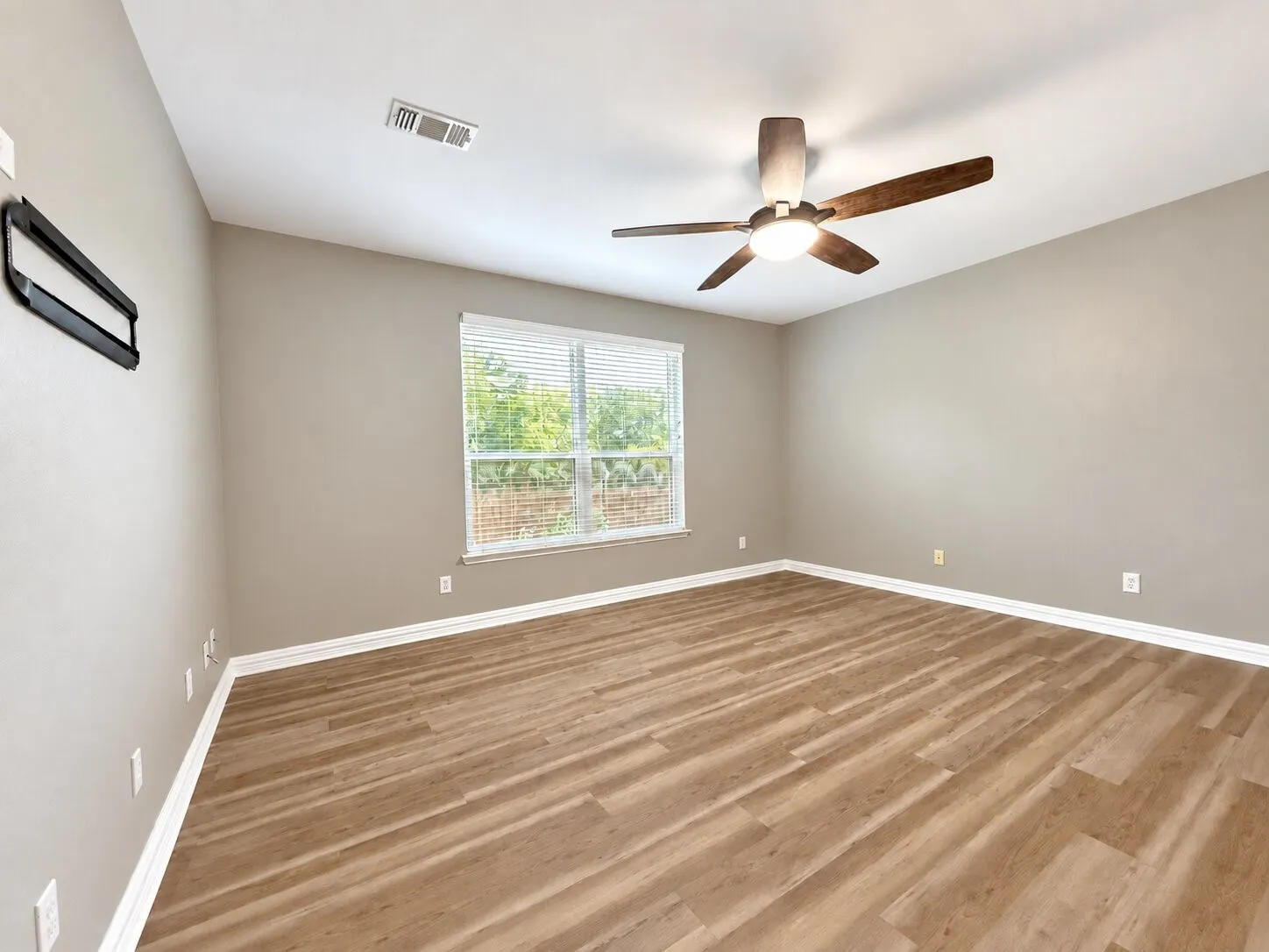 Single Family Residence For Rent in Denton County , 3103 Topanga Canyon Drive, Corinth, Texas 76210, 3 Bedroom, 2 Bathroom, 2 Garage spaces, 2,044 Sqft, built in 2001, mls#21400126, Real Estate Agent in Corinth, Homes For Rent in Denton county, Homes For Rent in Corinth, Realtor in Corinth Texas, Real Estate Brokerage Independent Realty Texas, Luminita Cordes Realtor