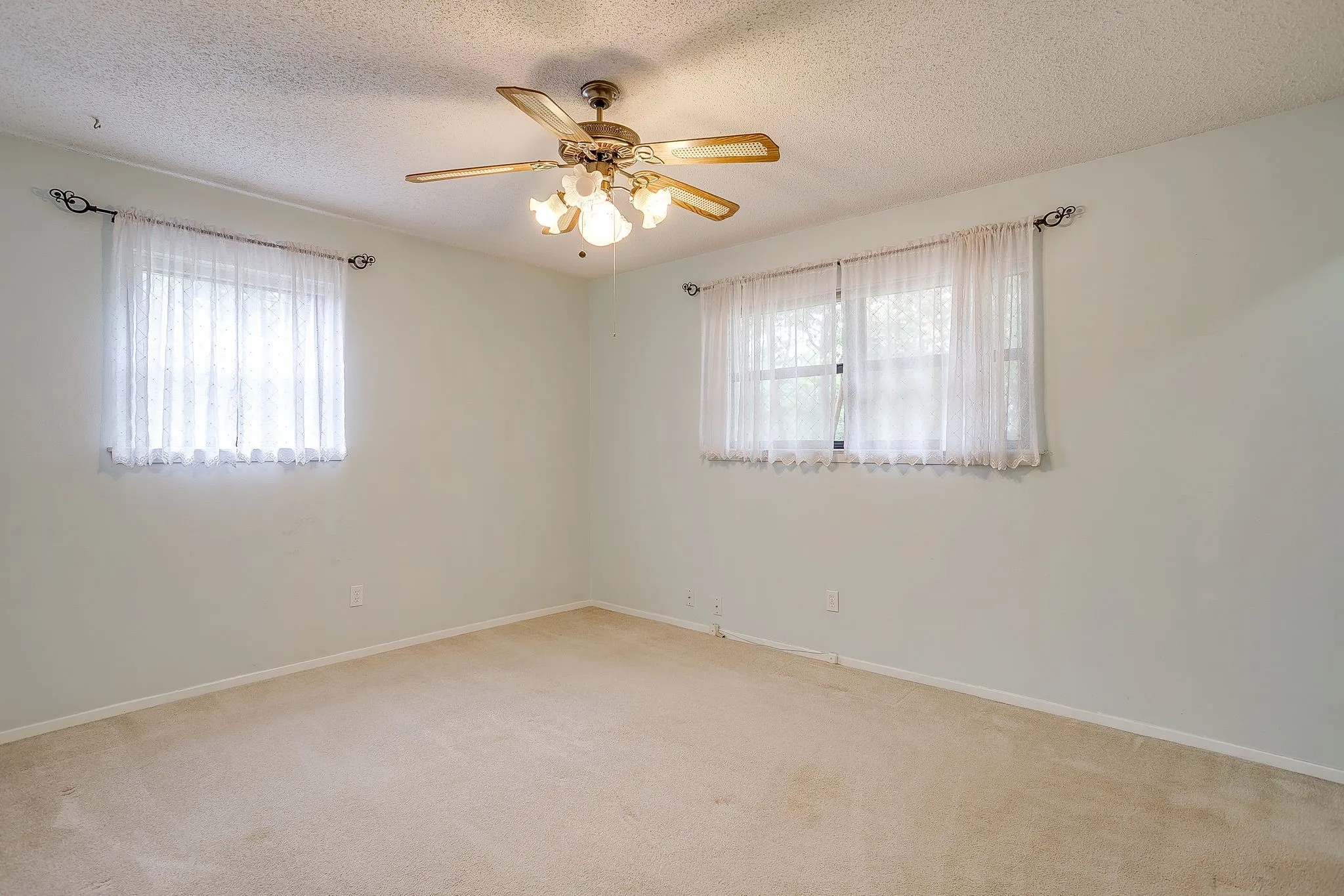Single Family Residence For Sale in Parker County , 102 Roselawn Drive, Weatherford, Texas 76086, 3 Bedroom, 2 Bathroom, 2 Garage spaces, 2,088 Sqft, built in 1969, mls#21402639, Real Estate Agent in Weatherford, Homes For Sale in Parker county, Homes For Sale in Weatherford, Realtor in Weatherford Texas, Real Estate Brokerage Independent Realty Texas, Luminita Cordes Realtor