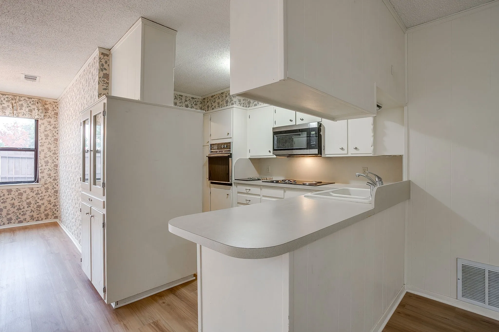Single Family Residence For Sale in Parker County , 102 Roselawn Drive, Weatherford, Texas 76086, 3 Bedroom, 2 Bathroom, 2 Garage spaces, 2,088 Sqft, built in 1969, mls#21402639, Real Estate Agent in Weatherford, Homes For Sale in Parker county, Homes For Sale in Weatherford, Realtor in Weatherford Texas, Real Estate Brokerage Independent Realty Texas, Luminita Cordes Realtor