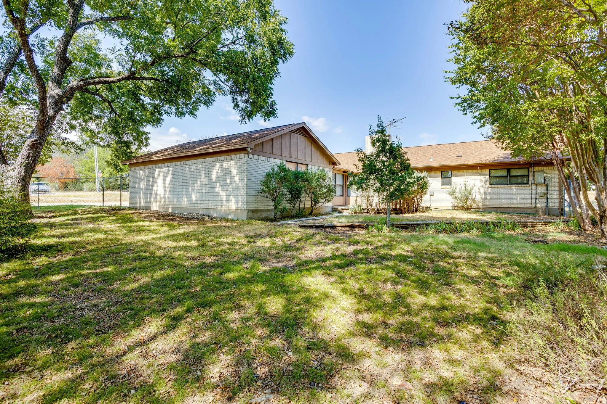 Single Family Residence For Sale in Parker County , 102 Roselawn Drive, Weatherford, Texas 76086, 3 Bedroom, 2 Bathroom, 2 Garage spaces, 2,088 Sqft, built in 1969, mls#21402639, Real Estate Agent in Weatherford, Homes For Sale in Parker county, Homes For Sale in Weatherford, Realtor in Weatherford Texas, Real Estate Brokerage Independent Realty Texas, Luminita Cordes Realtor