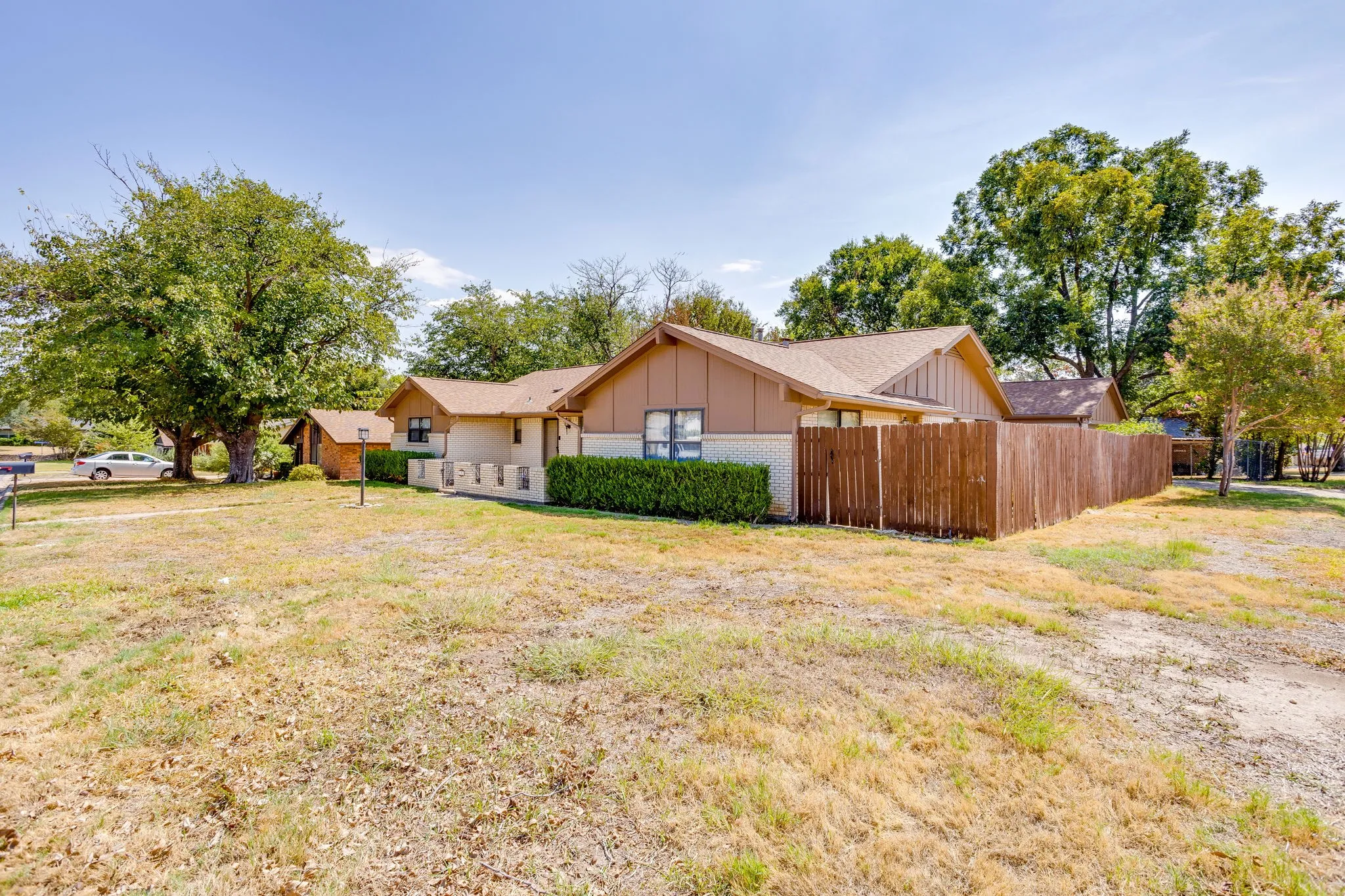 Single Family Residence For Sale in Parker County , 102 Roselawn Drive, Weatherford, Texas 76086, 3 Bedroom, 2 Bathroom, 2 Garage spaces, 2,088 Sqft, built in 1969, mls#21402639, Real Estate Agent in Weatherford, Homes For Sale in Parker county, Homes For Sale in Weatherford, Realtor in Weatherford Texas, Real Estate Brokerage Independent Realty Texas, Luminita Cordes Realtor