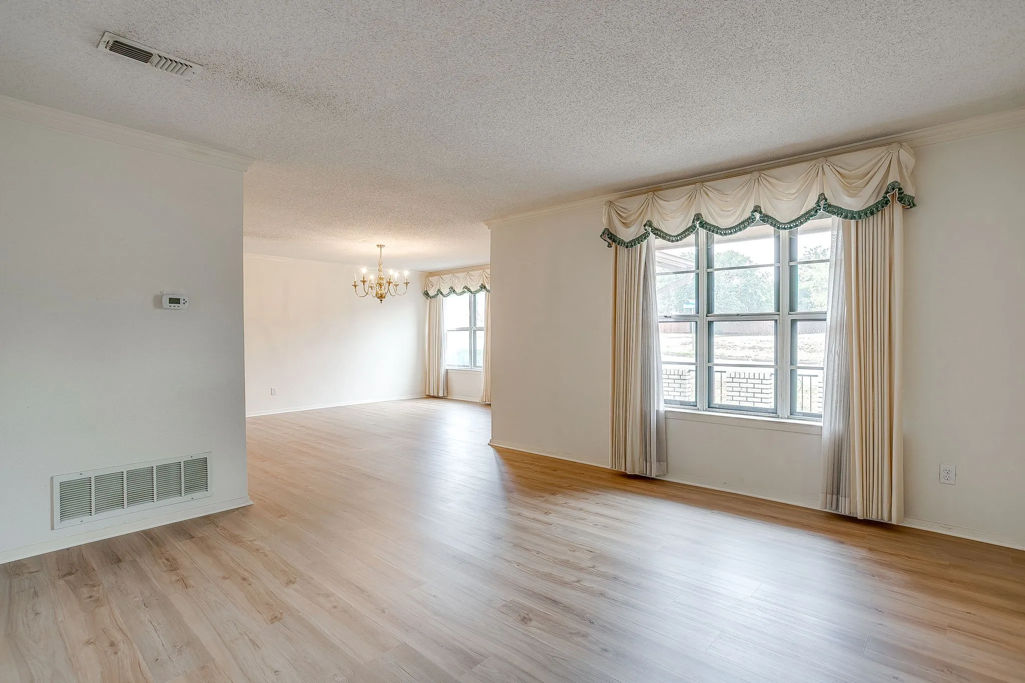 Single Family Residence For Sale in Parker County , 102 Roselawn Drive, Weatherford, Texas 76086, 3 Bedroom, 2 Bathroom, 2 Garage spaces, 2,088 Sqft, built in 1969, mls#21402639, Real Estate Agent in Weatherford, Homes For Sale in Parker county, Homes For Sale in Weatherford, Realtor in Weatherford Texas, Real Estate Brokerage Independent Realty Texas, Luminita Cordes Realtor