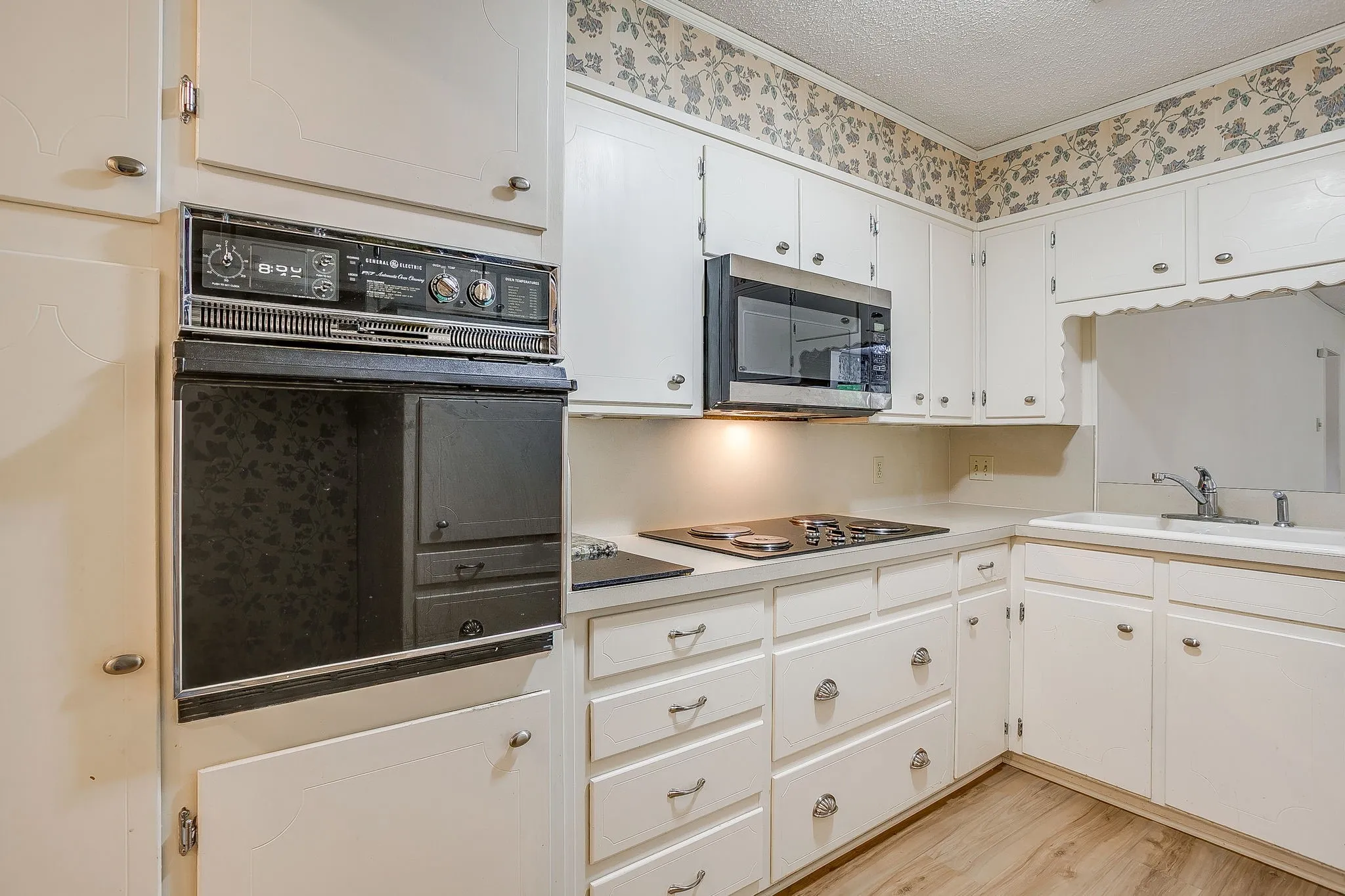 Single Family Residence For Sale in Parker County , 102 Roselawn Drive, Weatherford, Texas 76086, 3 Bedroom, 2 Bathroom, 2 Garage spaces, 2,088 Sqft, built in 1969, mls#21402639, Real Estate Agent in Weatherford, Homes For Sale in Parker county, Homes For Sale in Weatherford, Realtor in Weatherford Texas, Real Estate Brokerage Independent Realty Texas, Luminita Cordes Realtor