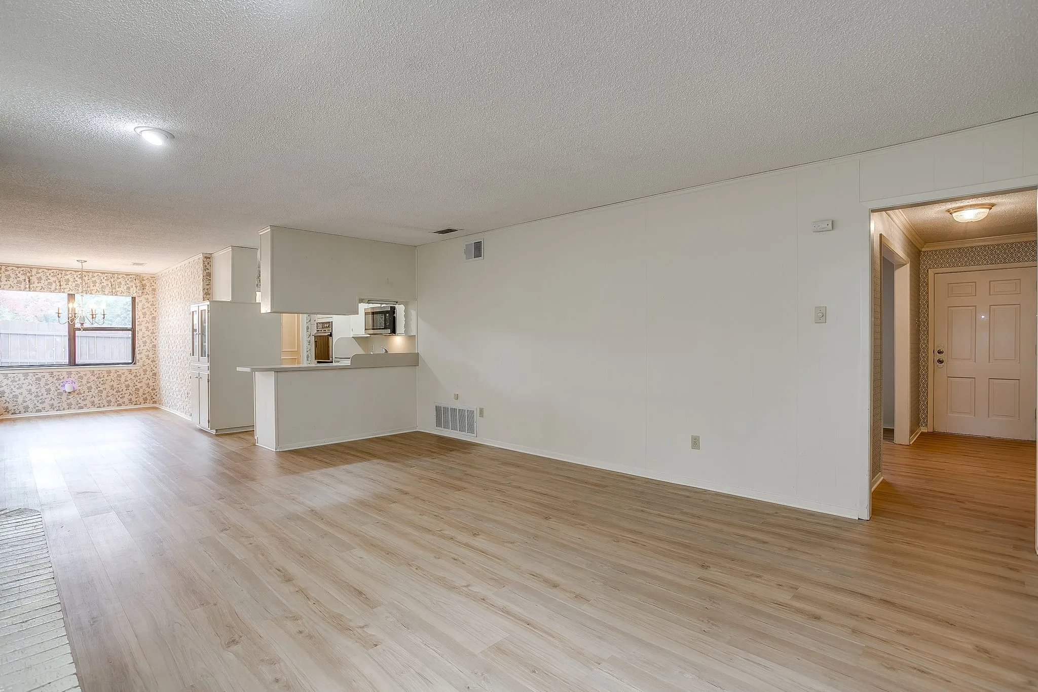 Single Family Residence For Sale in Parker County , 102 Roselawn Drive, Weatherford, Texas 76086, 3 Bedroom, 2 Bathroom, 2 Garage spaces, 2,088 Sqft, built in 1969, mls#21402639, Real Estate Agent in Weatherford, Homes For Sale in Parker county, Homes For Sale in Weatherford, Realtor in Weatherford Texas, Real Estate Brokerage Independent Realty Texas, Luminita Cordes Realtor