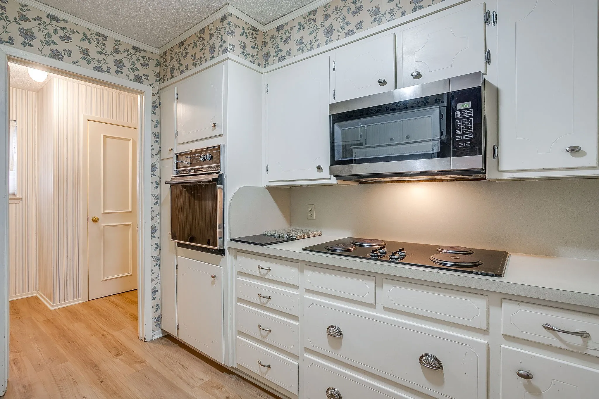 Single Family Residence For Sale in Parker County , 102 Roselawn Drive, Weatherford, Texas 76086, 3 Bedroom, 2 Bathroom, 2 Garage spaces, 2,088 Sqft, built in 1969, mls#21402639, Real Estate Agent in Weatherford, Homes For Sale in Parker county, Homes For Sale in Weatherford, Realtor in Weatherford Texas, Real Estate Brokerage Independent Realty Texas, Luminita Cordes Realtor