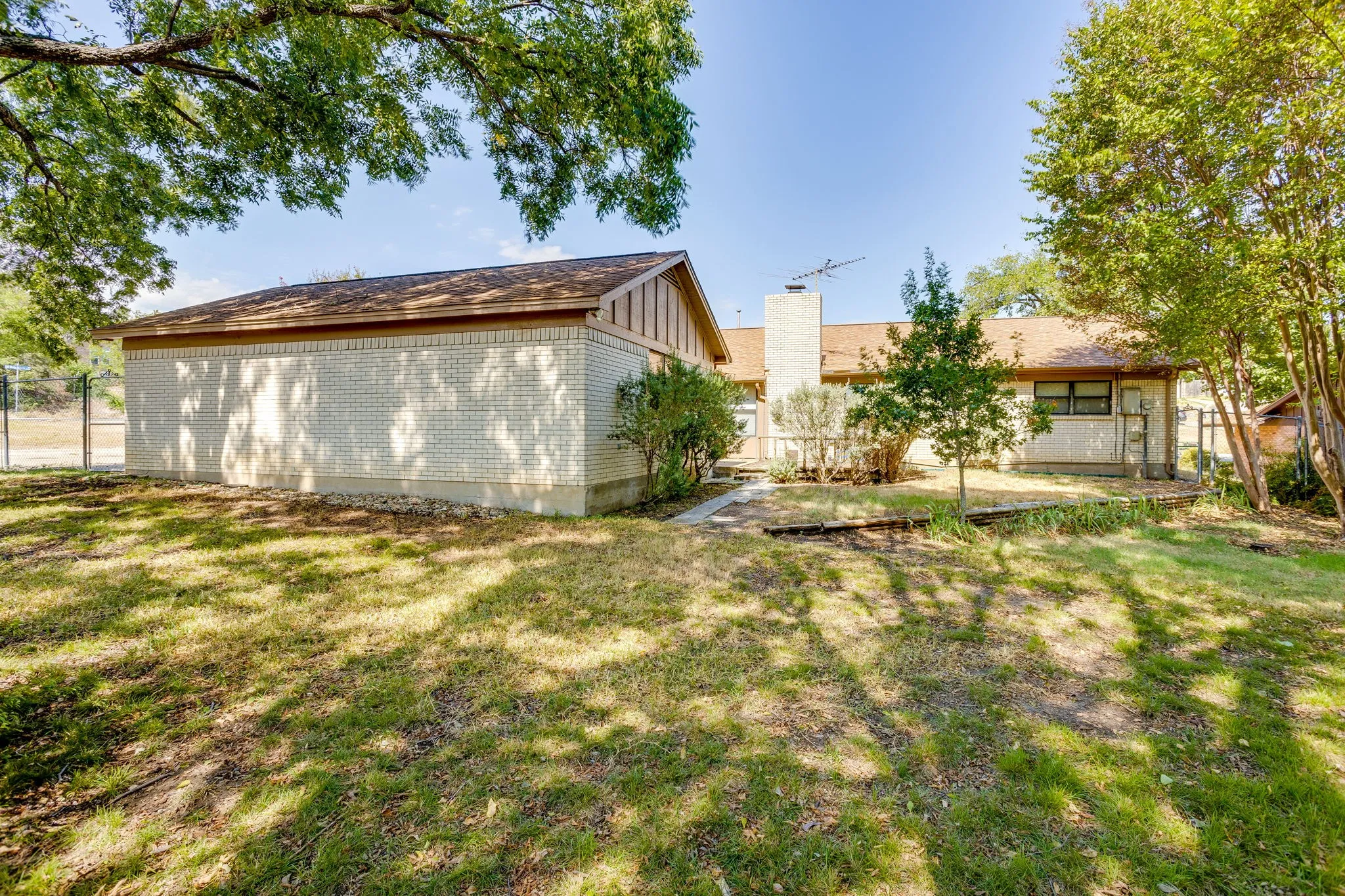 Single Family Residence For Sale in Parker County , 102 Roselawn Drive, Weatherford, Texas 76086, 3 Bedroom, 2 Bathroom, 2 Garage spaces, 2,088 Sqft, built in 1969, mls#21402639, Real Estate Agent in Weatherford, Homes For Sale in Parker county, Homes For Sale in Weatherford, Realtor in Weatherford Texas, Real Estate Brokerage Independent Realty Texas, Luminita Cordes Realtor