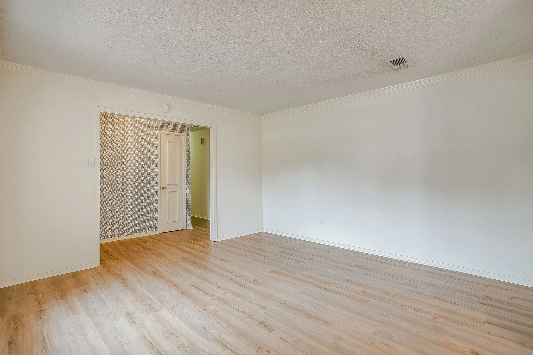 Single Family Residence For Sale in Parker County , 102 Roselawn Drive, Weatherford, Texas 76086, 3 Bedroom, 2 Bathroom, 2 Garage spaces, 2,088 Sqft, built in 1969, mls#21402639, Real Estate Agent in Weatherford, Homes For Sale in Parker county, Homes For Sale in Weatherford, Realtor in Weatherford Texas, Real Estate Brokerage Independent Realty Texas, Luminita Cordes Realtor