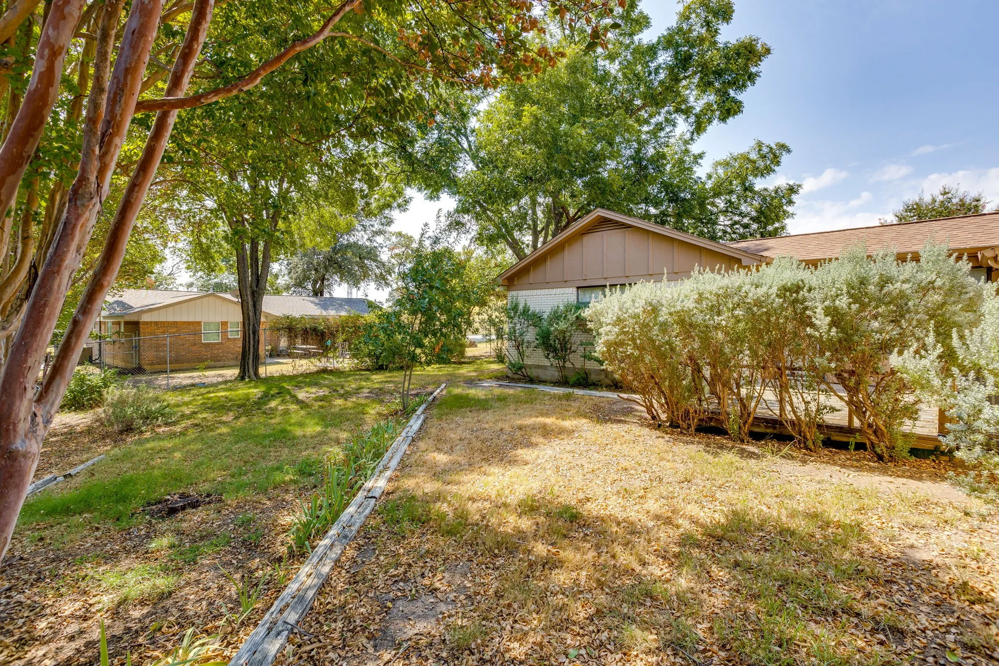 Single Family Residence For Sale in Parker County , 102 Roselawn Drive, Weatherford, Texas 76086, 3 Bedroom, 2 Bathroom, 2 Garage spaces, 2,088 Sqft, built in 1969, mls#21402639, Real Estate Agent in Weatherford, Homes For Sale in Parker county, Homes For Sale in Weatherford, Realtor in Weatherford Texas, Real Estate Brokerage Independent Realty Texas, Luminita Cordes Realtor