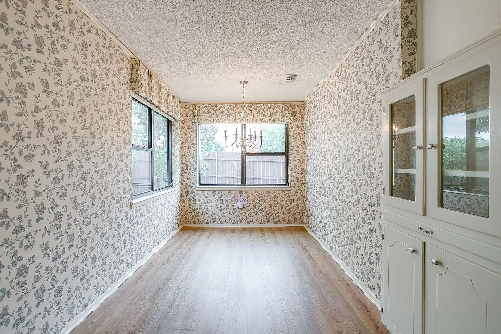 Single Family Residence For Sale in Parker County , 102 Roselawn Drive, Weatherford, Texas 76086, 3 Bedroom, 2 Bathroom, 2 Garage spaces, 2,088 Sqft, built in 1969, mls#21402639, Real Estate Agent in Weatherford, Homes For Sale in Parker county, Homes For Sale in Weatherford, Realtor in Weatherford Texas, Real Estate Brokerage Independent Realty Texas, Luminita Cordes Realtor