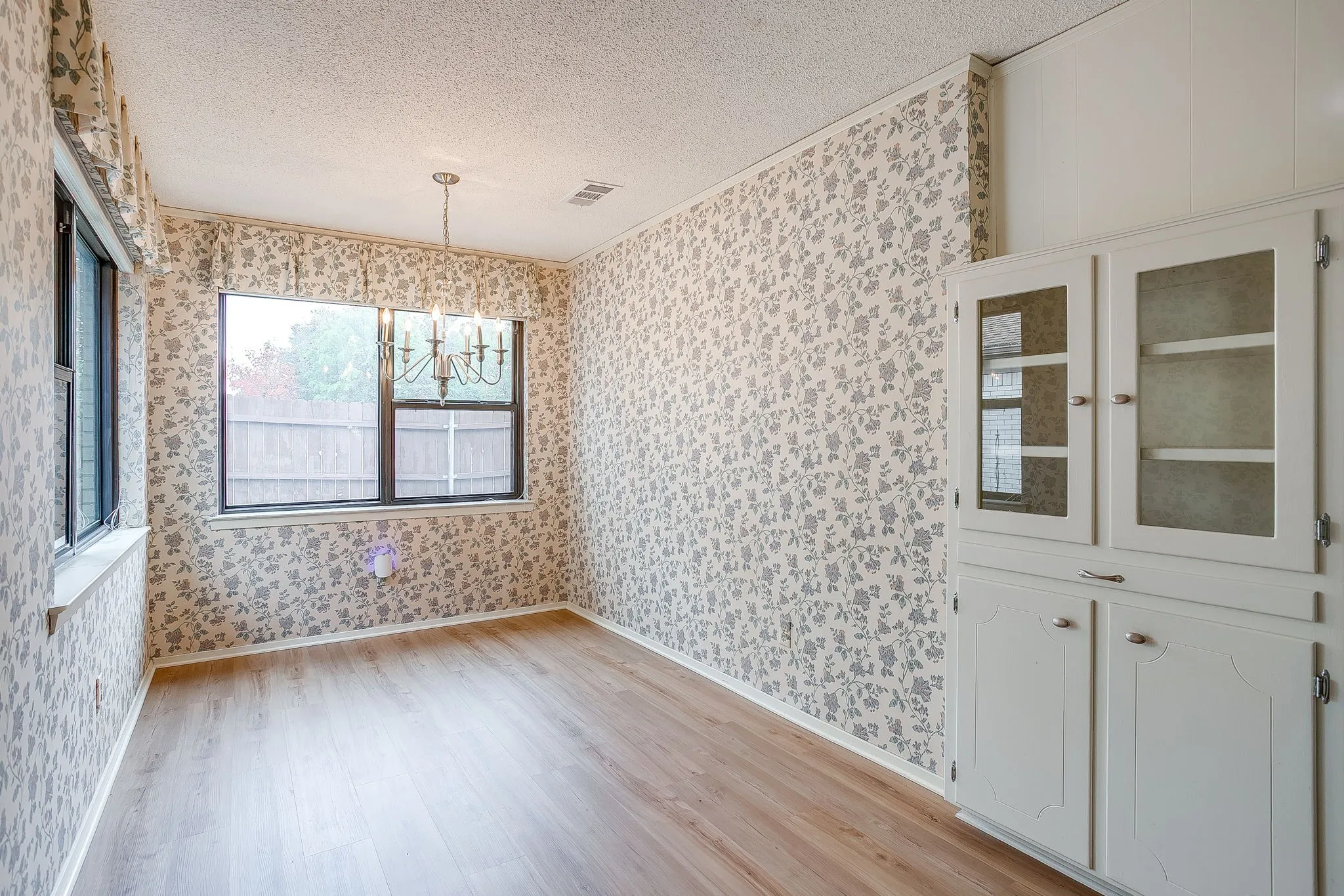 Single Family Residence For Sale in Parker County , 102 Roselawn Drive, Weatherford, Texas 76086, 3 Bedroom, 2 Bathroom, 2 Garage spaces, 2,088 Sqft, built in 1969, mls#21402639, Real Estate Agent in Weatherford, Homes For Sale in Parker county, Homes For Sale in Weatherford, Realtor in Weatherford Texas, Real Estate Brokerage Independent Realty Texas, Luminita Cordes Realtor
