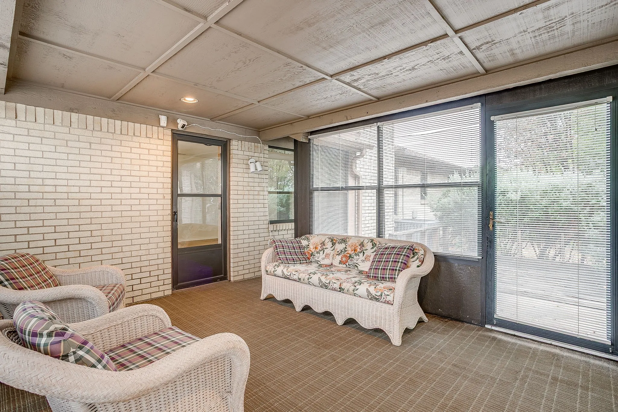 Single Family Residence For Sale in Parker County , 102 Roselawn Drive, Weatherford, Texas 76086, 3 Bedroom, 2 Bathroom, 2 Garage spaces, 2,088 Sqft, built in 1969, mls#21402639, Real Estate Agent in Weatherford, Homes For Sale in Parker county, Homes For Sale in Weatherford, Realtor in Weatherford Texas, Real Estate Brokerage Independent Realty Texas, Luminita Cordes Realtor