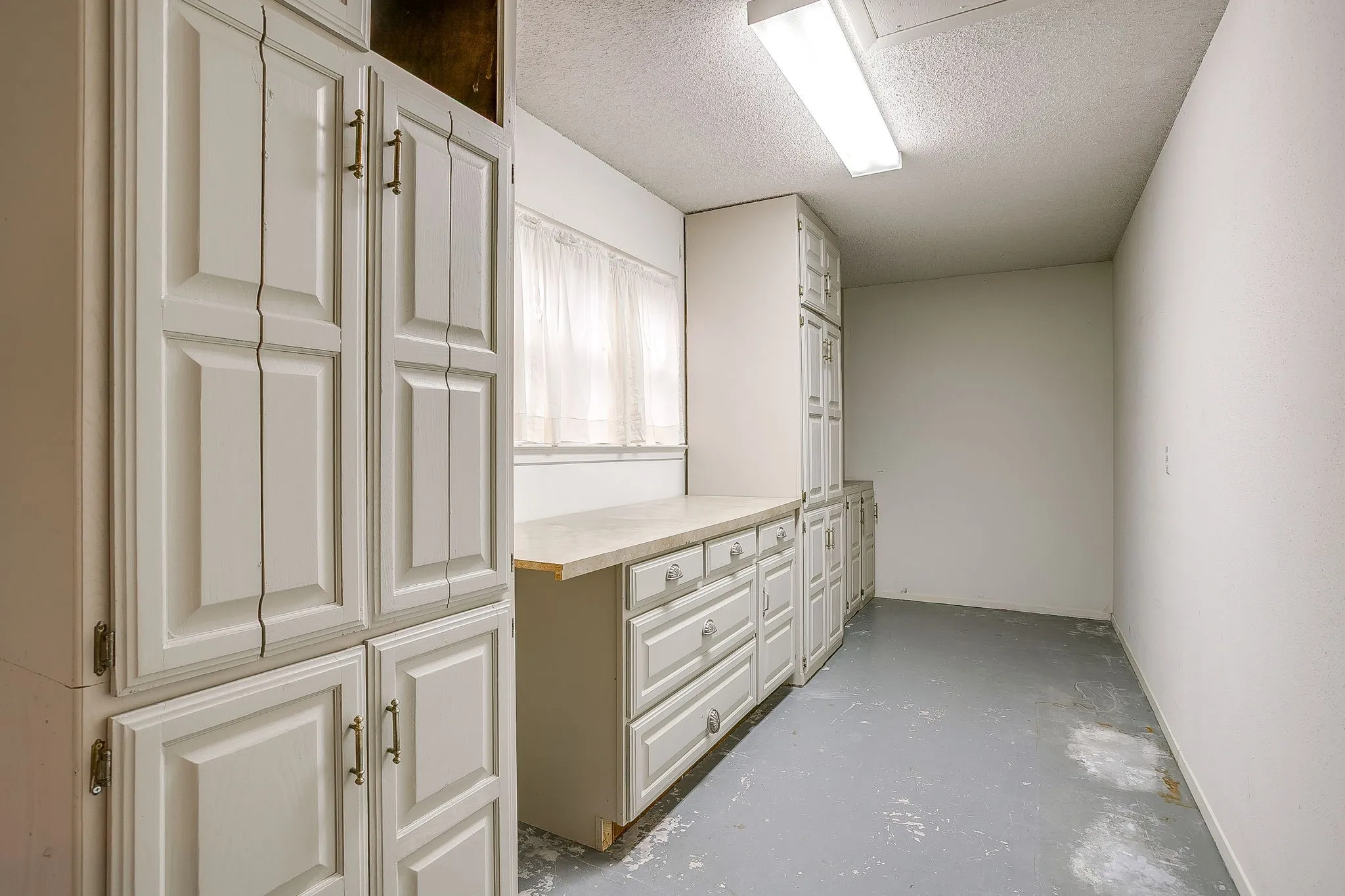 Single Family Residence For Sale in Parker County , 102 Roselawn Drive, Weatherford, Texas 76086, 3 Bedroom, 2 Bathroom, 2 Garage spaces, 2,088 Sqft, built in 1969, mls#21402639, Real Estate Agent in Weatherford, Homes For Sale in Parker county, Homes For Sale in Weatherford, Realtor in Weatherford Texas, Real Estate Brokerage Independent Realty Texas, Luminita Cordes Realtor