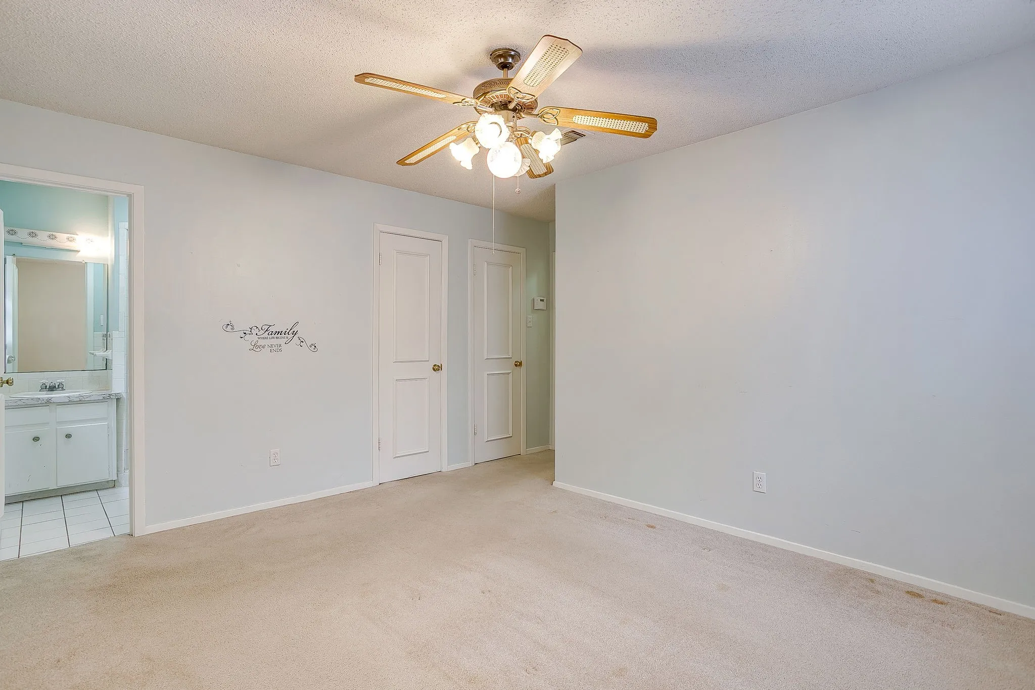 Single Family Residence For Sale in Parker County , 102 Roselawn Drive, Weatherford, Texas 76086, 3 Bedroom, 2 Bathroom, 2 Garage spaces, 2,088 Sqft, built in 1969, mls#21402639, Real Estate Agent in Weatherford, Homes For Sale in Parker county, Homes For Sale in Weatherford, Realtor in Weatherford Texas, Real Estate Brokerage Independent Realty Texas, Luminita Cordes Realtor