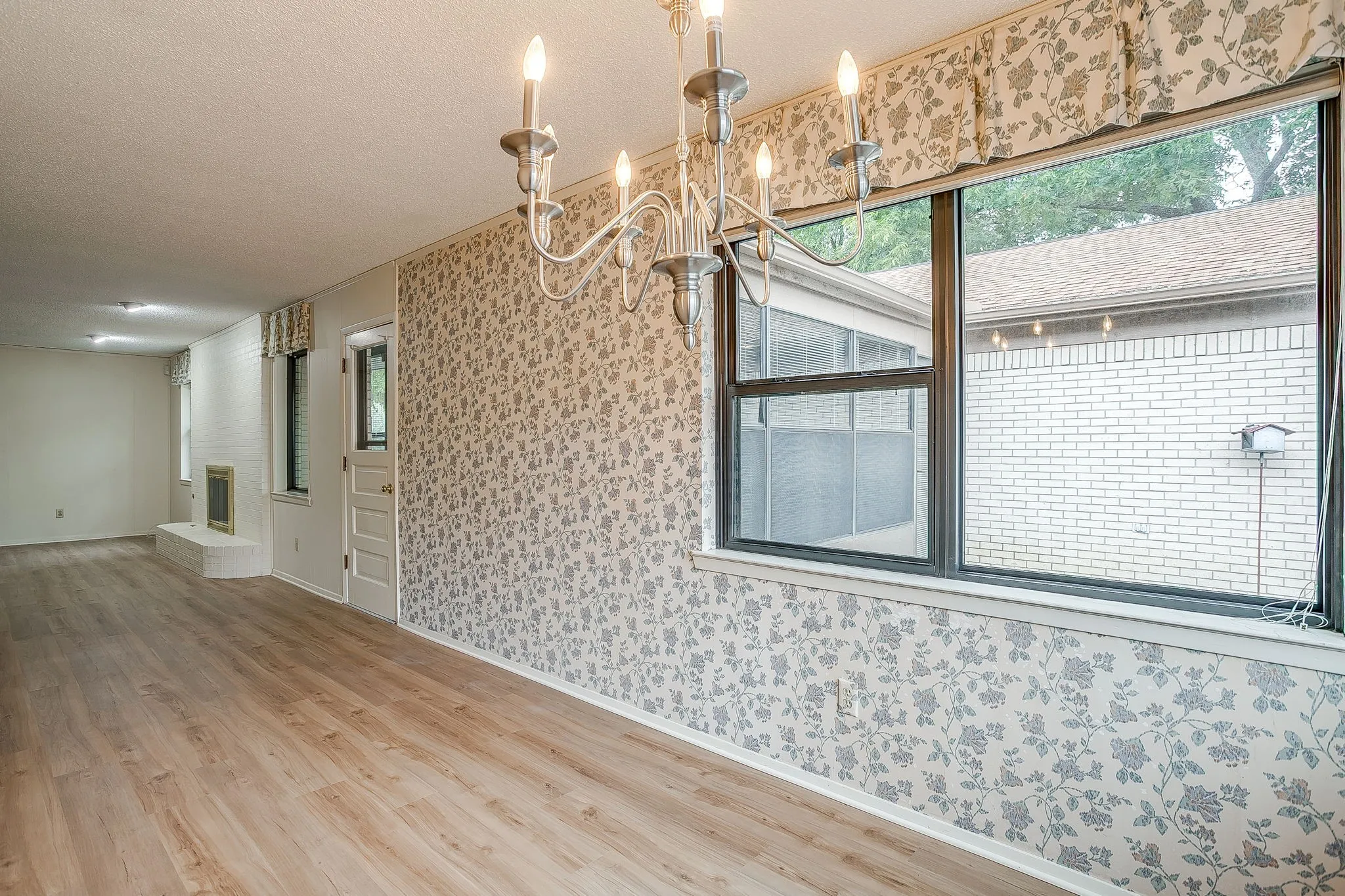 Single Family Residence For Sale in Parker County , 102 Roselawn Drive, Weatherford, Texas 76086, 3 Bedroom, 2 Bathroom, 2 Garage spaces, 2,088 Sqft, built in 1969, mls#21402639, Real Estate Agent in Weatherford, Homes For Sale in Parker county, Homes For Sale in Weatherford, Realtor in Weatherford Texas, Real Estate Brokerage Independent Realty Texas, Luminita Cordes Realtor