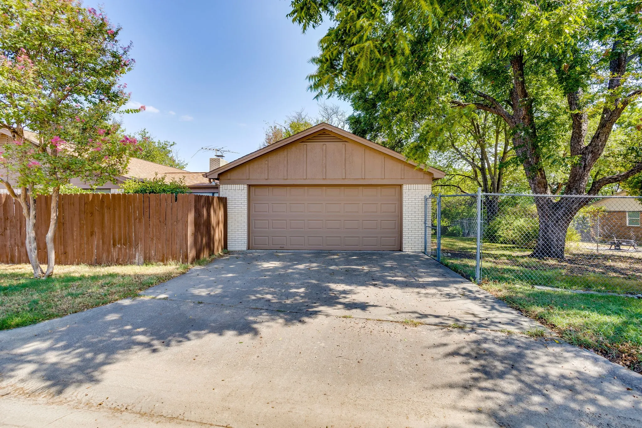 Single Family Residence For Sale in Parker County , 102 Roselawn Drive, Weatherford, Texas 76086, 3 Bedroom, 2 Bathroom, 2 Garage spaces, 2,088 Sqft, built in 1969, mls#21402639, Real Estate Agent in Weatherford, Homes For Sale in Parker county, Homes For Sale in Weatherford, Realtor in Weatherford Texas, Real Estate Brokerage Independent Realty Texas, Luminita Cordes Realtor
