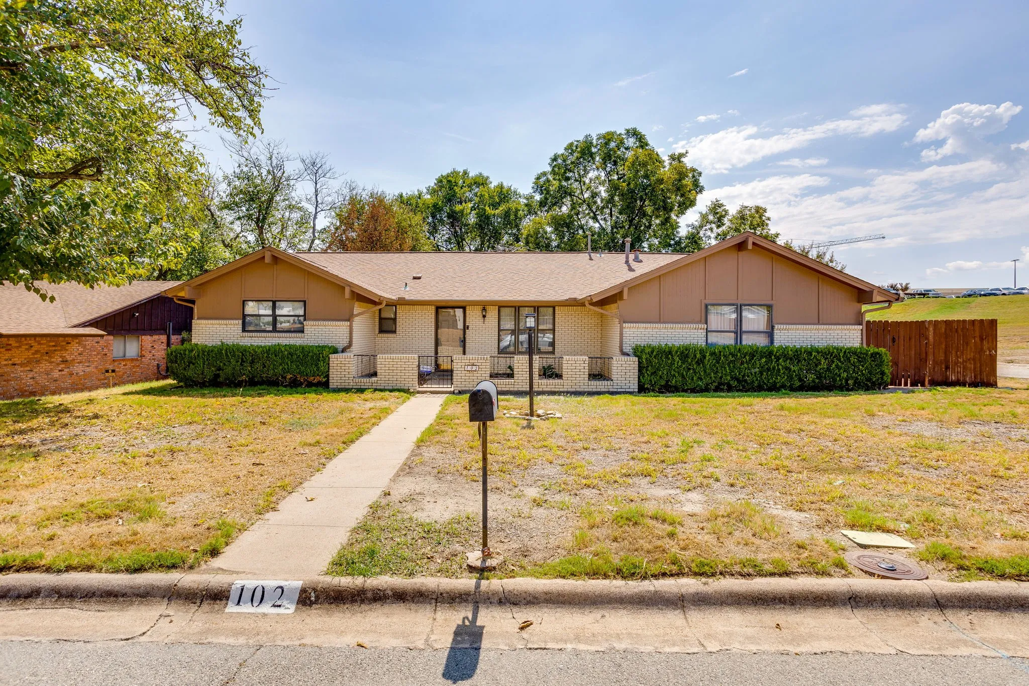 Single Family Residence For Sale in Parker County , 102 Roselawn Drive, Weatherford, Texas 76086, 3 Bedroom, 2 Bathroom, 2 Garage spaces, 2,088 Sqft, built in 1969, mls#21402639, Real Estate Agent in Weatherford, Homes For Sale in Parker county, Homes For Sale in Weatherford, Realtor in Weatherford Texas, Real Estate Brokerage Independent Realty Texas, Luminita Cordes Realtor