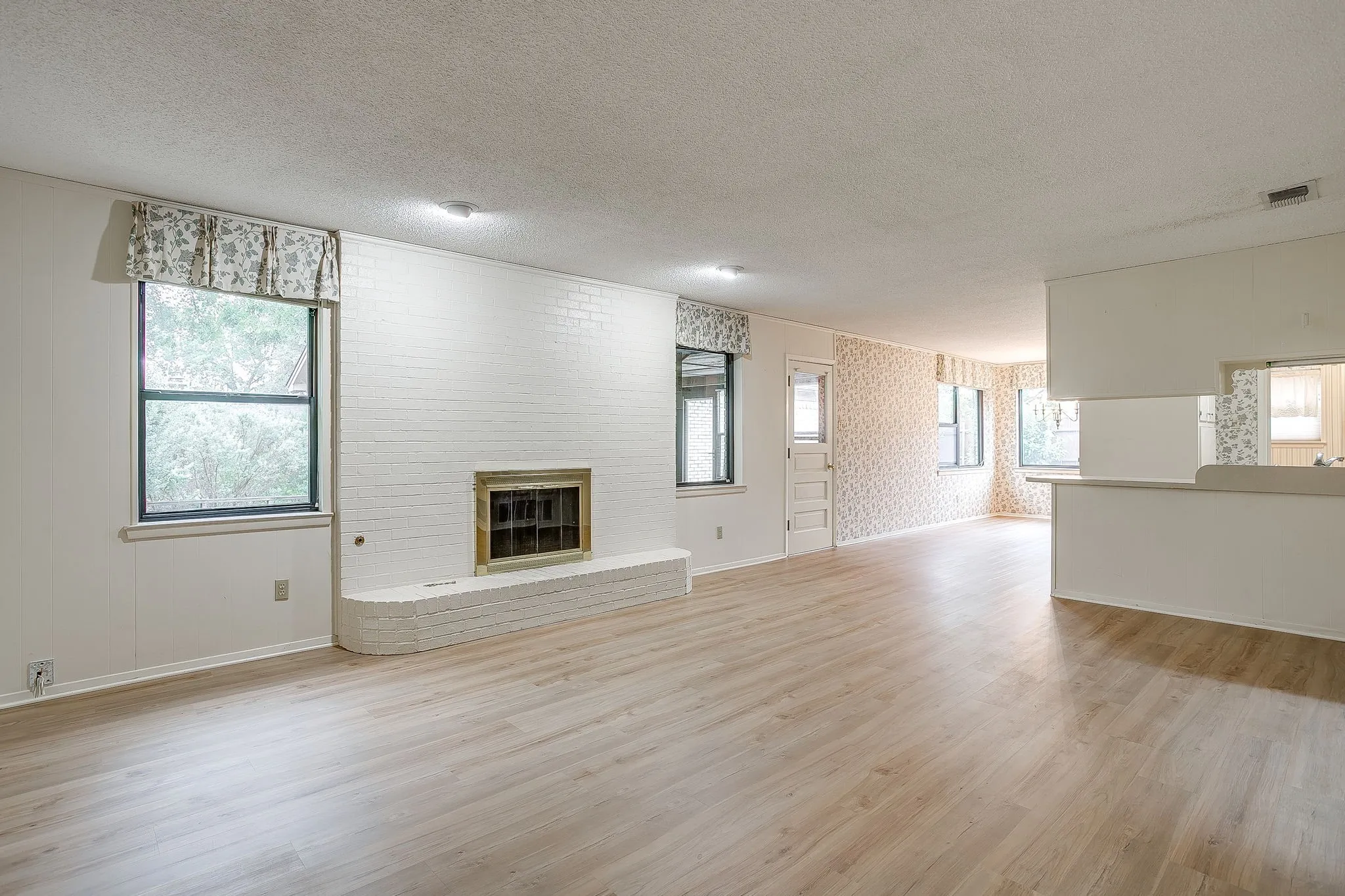 Single Family Residence For Sale in Parker County , 102 Roselawn Drive, Weatherford, Texas 76086, 3 Bedroom, 2 Bathroom, 2 Garage spaces, 2,088 Sqft, built in 1969, mls#21402639, Real Estate Agent in Weatherford, Homes For Sale in Parker county, Homes For Sale in Weatherford, Realtor in Weatherford Texas, Real Estate Brokerage Independent Realty Texas, Luminita Cordes Realtor