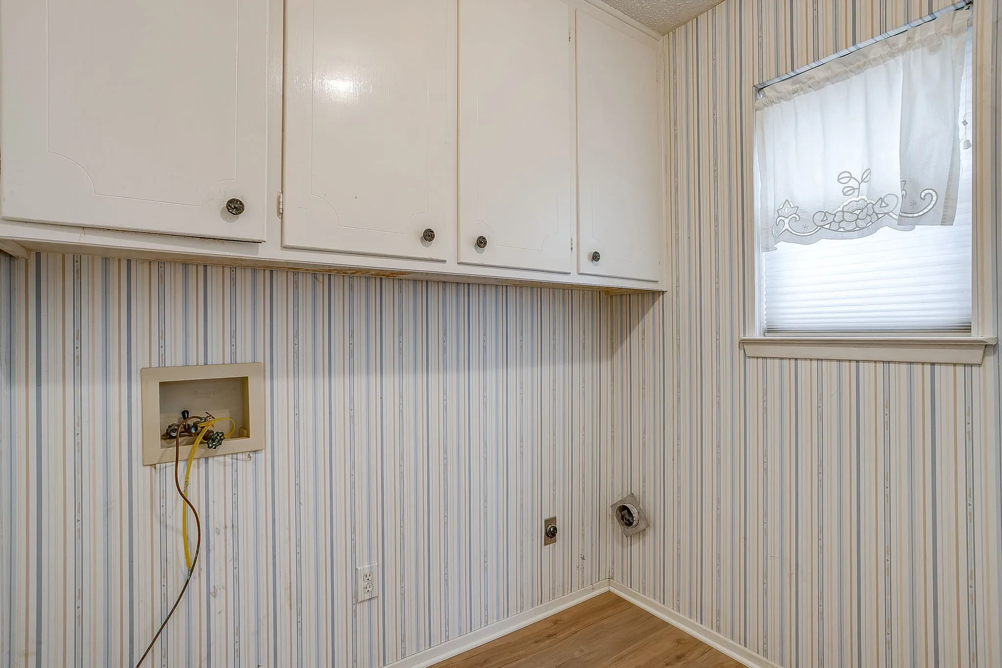 Single Family Residence For Sale in Parker County , 102 Roselawn Drive, Weatherford, Texas 76086, 3 Bedroom, 2 Bathroom, 2 Garage spaces, 2,088 Sqft, built in 1969, mls#21402639, Real Estate Agent in Weatherford, Homes For Sale in Parker county, Homes For Sale in Weatherford, Realtor in Weatherford Texas, Real Estate Brokerage Independent Realty Texas, Luminita Cordes Realtor