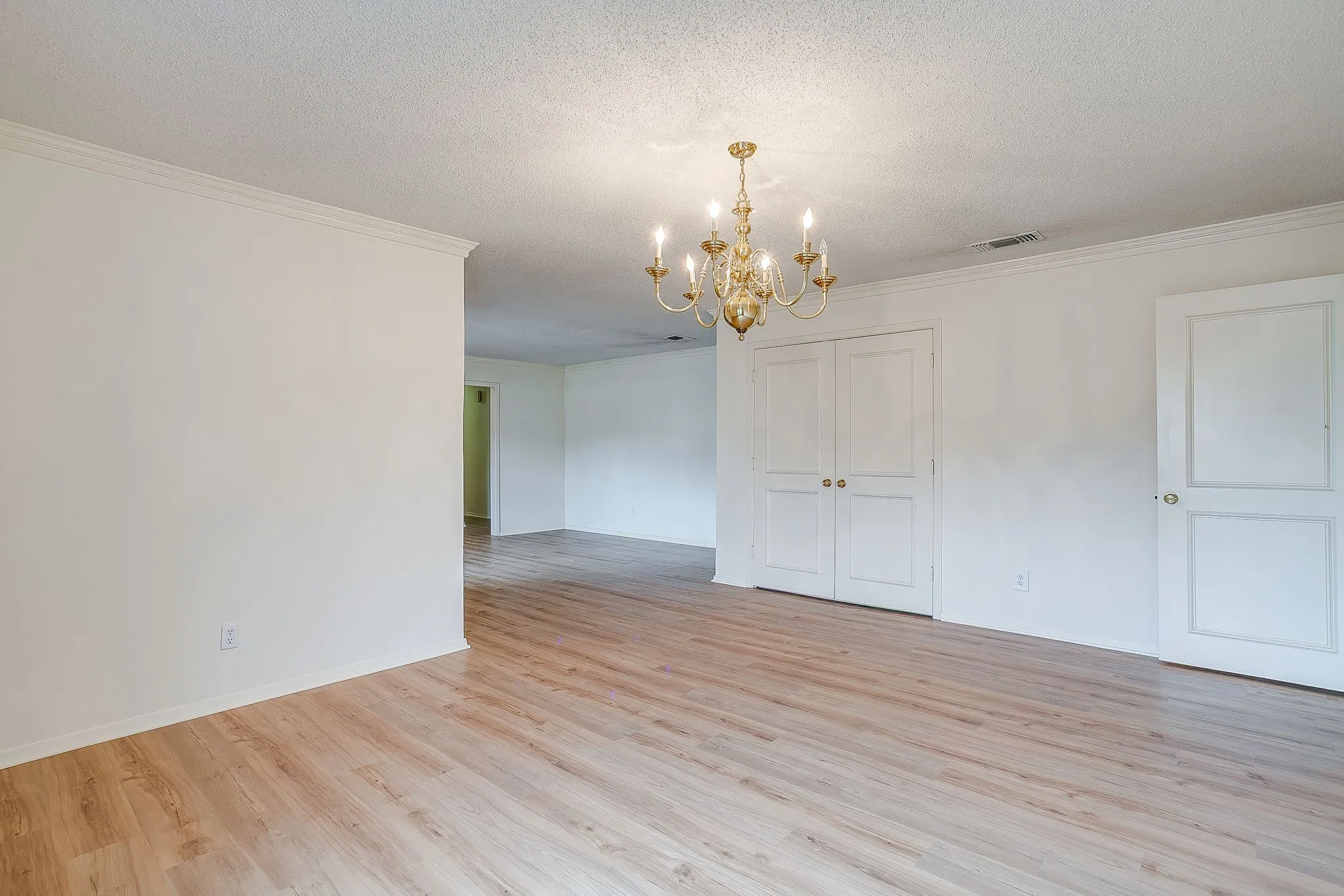 Single Family Residence For Sale in Parker County , 102 Roselawn Drive, Weatherford, Texas 76086, 3 Bedroom, 2 Bathroom, 2 Garage spaces, 2,088 Sqft, built in 1969, mls#21402639, Real Estate Agent in Weatherford, Homes For Sale in Parker county, Homes For Sale in Weatherford, Realtor in Weatherford Texas, Real Estate Brokerage Independent Realty Texas, Luminita Cordes Realtor