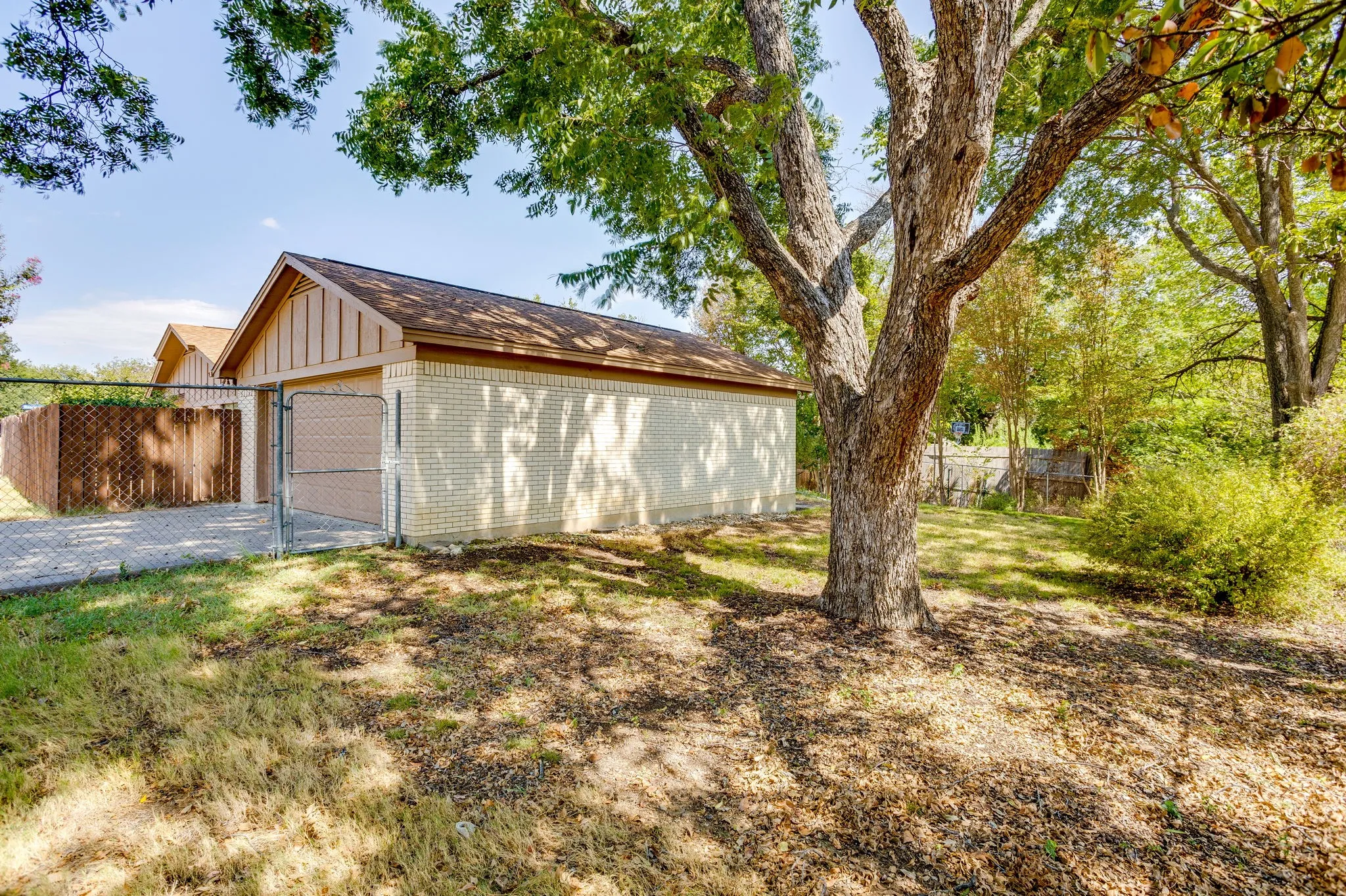 Single Family Residence For Sale in Parker County , 102 Roselawn Drive, Weatherford, Texas 76086, 3 Bedroom, 2 Bathroom, 2 Garage spaces, 2,088 Sqft, built in 1969, mls#21402639, Real Estate Agent in Weatherford, Homes For Sale in Parker county, Homes For Sale in Weatherford, Realtor in Weatherford Texas, Real Estate Brokerage Independent Realty Texas, Luminita Cordes Realtor