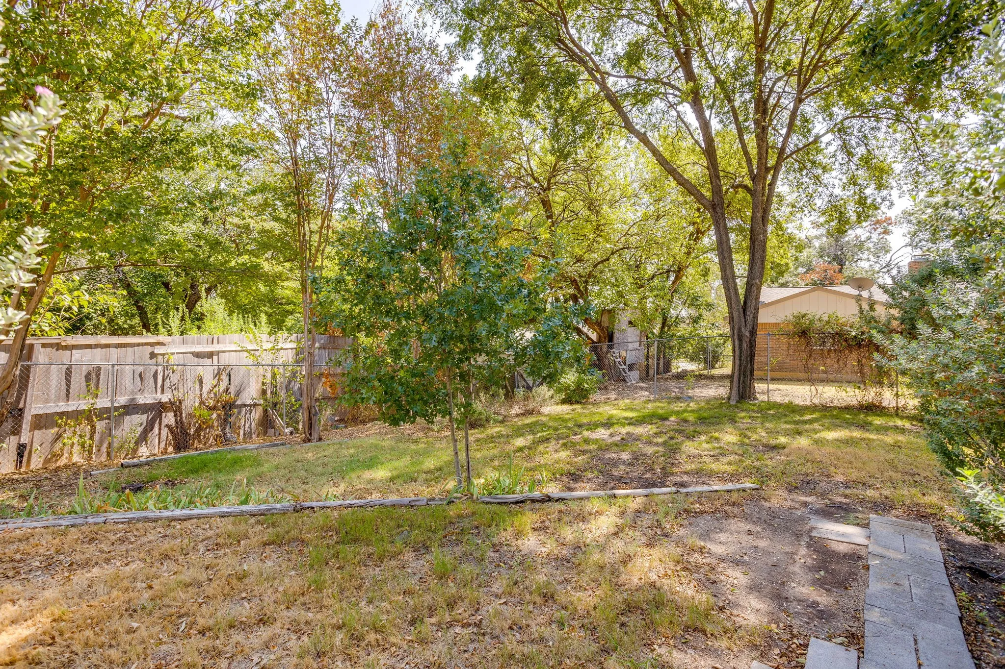 Single Family Residence For Sale in Parker County , 102 Roselawn Drive, Weatherford, Texas 76086, 3 Bedroom, 2 Bathroom, 2 Garage spaces, 2,088 Sqft, built in 1969, mls#21402639, Real Estate Agent in Weatherford, Homes For Sale in Parker county, Homes For Sale in Weatherford, Realtor in Weatherford Texas, Real Estate Brokerage Independent Realty Texas, Luminita Cordes Realtor