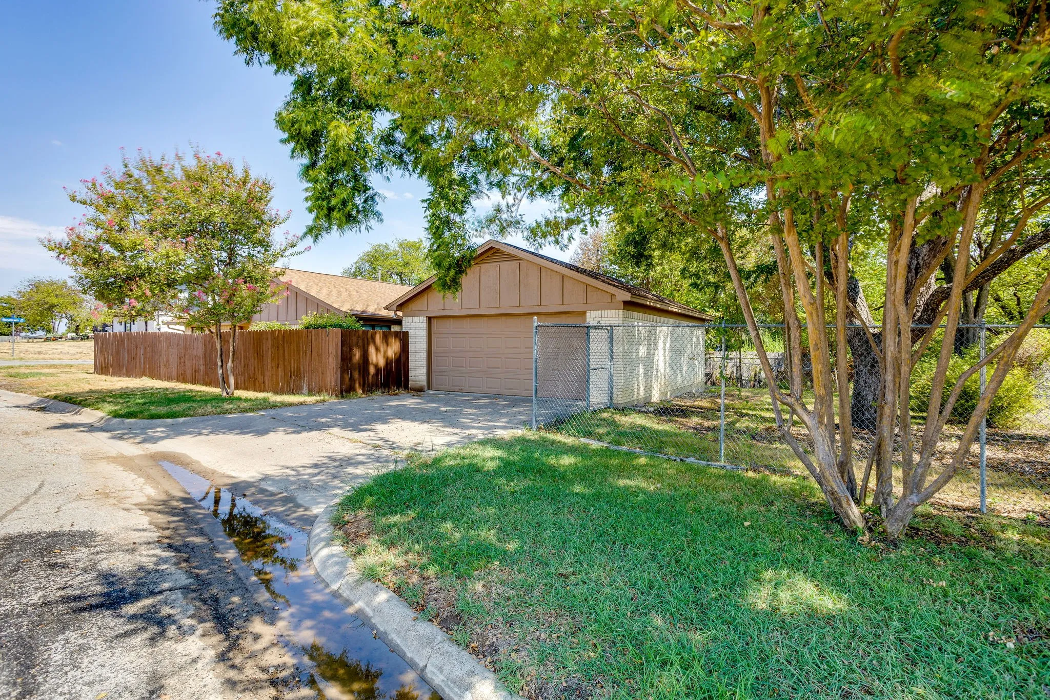 Single Family Residence For Sale in Parker County , 102 Roselawn Drive, Weatherford, Texas 76086, 3 Bedroom, 2 Bathroom, 2 Garage spaces, 2,088 Sqft, built in 1969, mls#21402639, Real Estate Agent in Weatherford, Homes For Sale in Parker county, Homes For Sale in Weatherford, Realtor in Weatherford Texas, Real Estate Brokerage Independent Realty Texas, Luminita Cordes Realtor