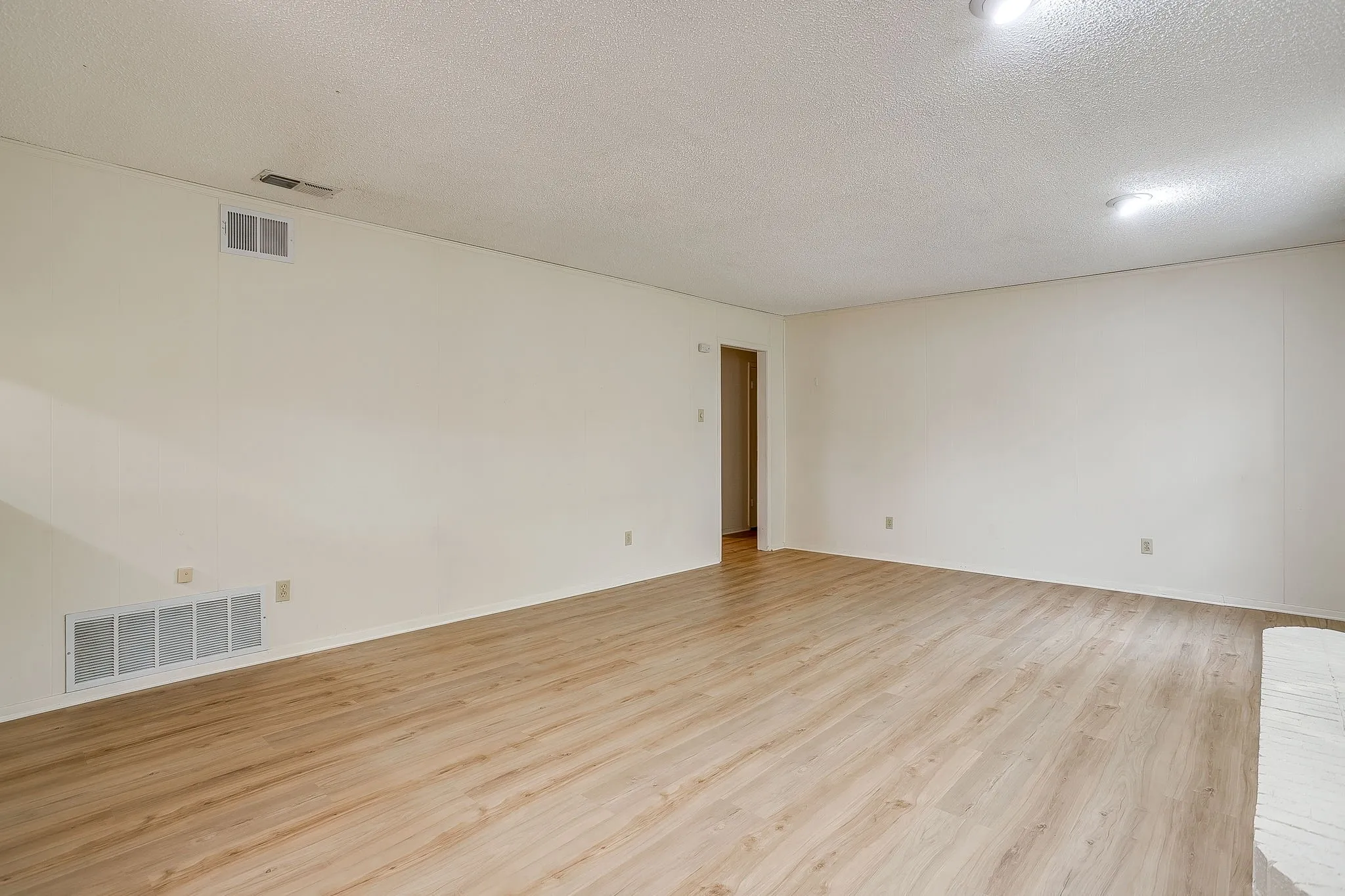 Single Family Residence For Sale in Parker County , 102 Roselawn Drive, Weatherford, Texas 76086, 3 Bedroom, 2 Bathroom, 2 Garage spaces, 2,088 Sqft, built in 1969, mls#21402639, Real Estate Agent in Weatherford, Homes For Sale in Parker county, Homes For Sale in Weatherford, Realtor in Weatherford Texas, Real Estate Brokerage Independent Realty Texas, Luminita Cordes Realtor