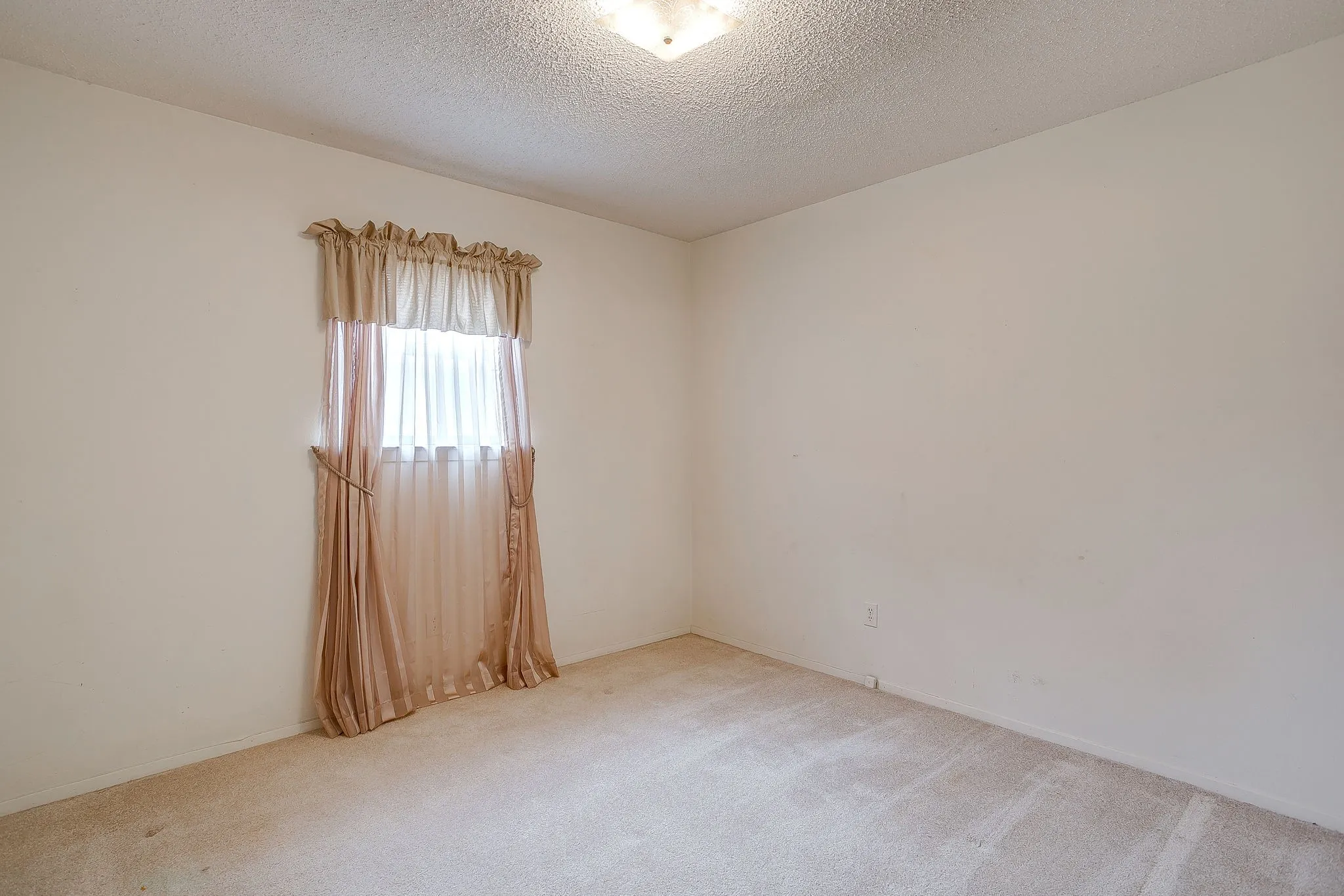 Single Family Residence For Sale in Parker County , 102 Roselawn Drive, Weatherford, Texas 76086, 3 Bedroom, 2 Bathroom, 2 Garage spaces, 2,088 Sqft, built in 1969, mls#21402639, Real Estate Agent in Weatherford, Homes For Sale in Parker county, Homes For Sale in Weatherford, Realtor in Weatherford Texas, Real Estate Brokerage Independent Realty Texas, Luminita Cordes Realtor