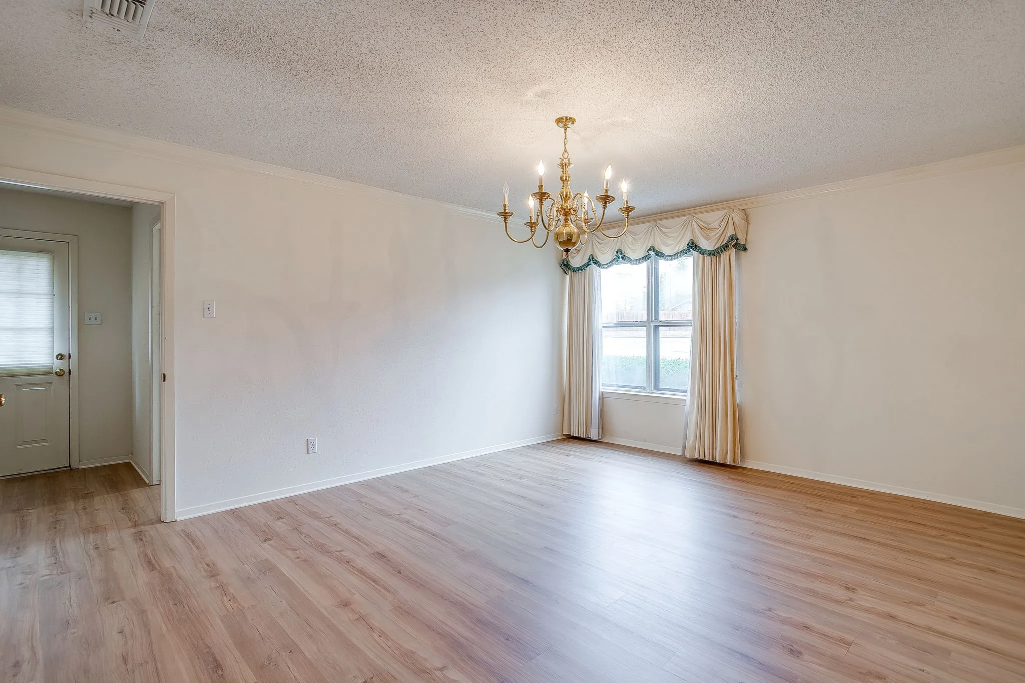 Single Family Residence For Sale in Parker County , 102 Roselawn Drive, Weatherford, Texas 76086, 3 Bedroom, 2 Bathroom, 2 Garage spaces, 2,088 Sqft, built in 1969, mls#21402639, Real Estate Agent in Weatherford, Homes For Sale in Parker county, Homes For Sale in Weatherford, Realtor in Weatherford Texas, Real Estate Brokerage Independent Realty Texas, Luminita Cordes Realtor