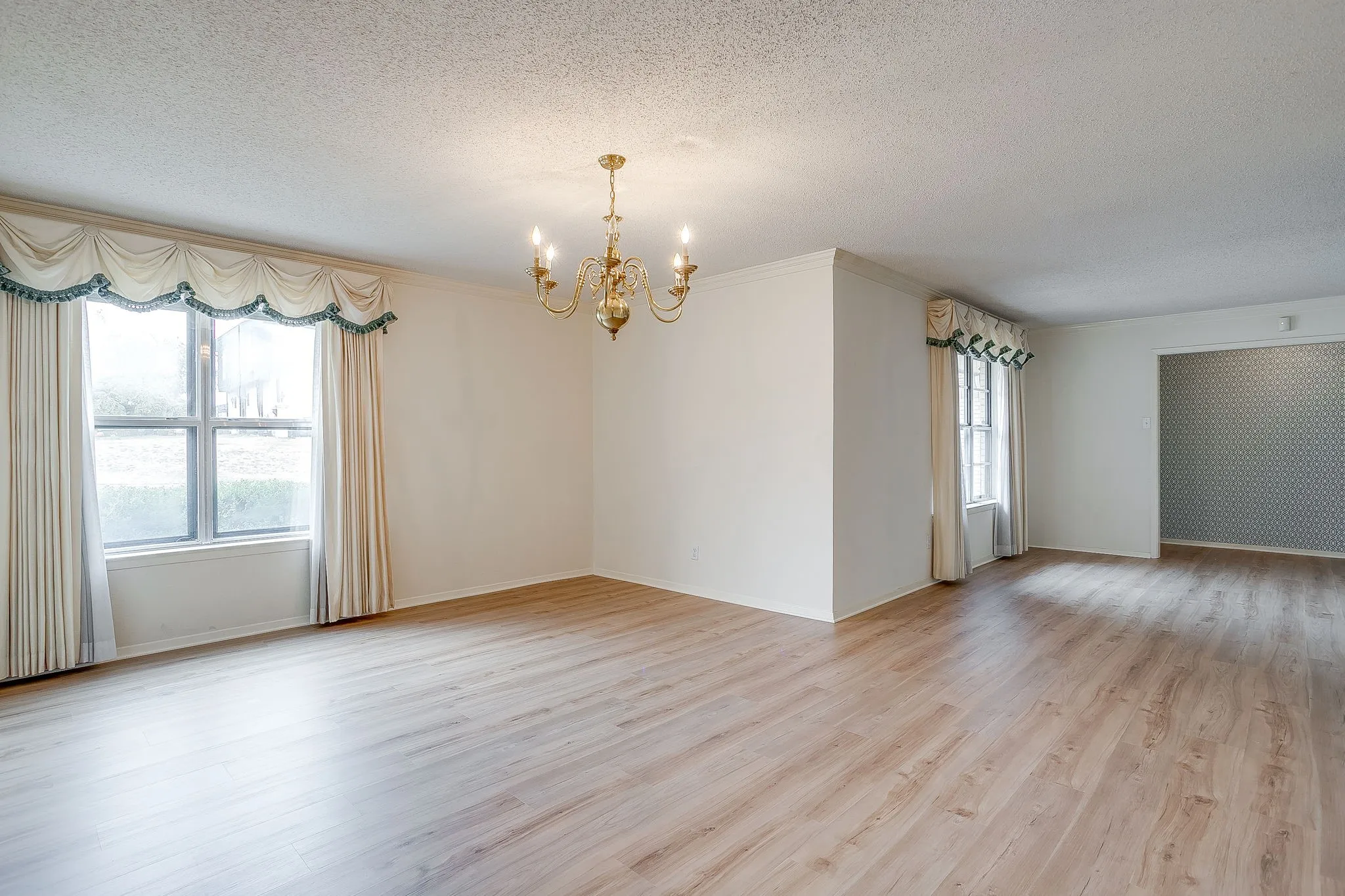 Single Family Residence For Sale in Parker County , 102 Roselawn Drive, Weatherford, Texas 76086, 3 Bedroom, 2 Bathroom, 2 Garage spaces, 2,088 Sqft, built in 1969, mls#21402639, Real Estate Agent in Weatherford, Homes For Sale in Parker county, Homes For Sale in Weatherford, Realtor in Weatherford Texas, Real Estate Brokerage Independent Realty Texas, Luminita Cordes Realtor