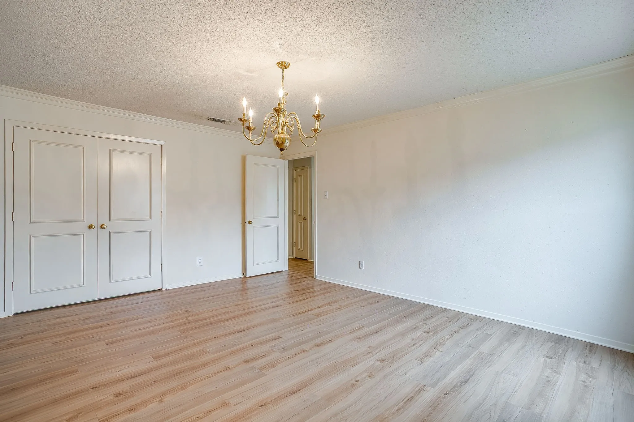 Single Family Residence For Sale in Parker County , 102 Roselawn Drive, Weatherford, Texas 76086, 3 Bedroom, 2 Bathroom, 2 Garage spaces, 2,088 Sqft, built in 1969, mls#21402639, Real Estate Agent in Weatherford, Homes For Sale in Parker county, Homes For Sale in Weatherford, Realtor in Weatherford Texas, Real Estate Brokerage Independent Realty Texas, Luminita Cordes Realtor