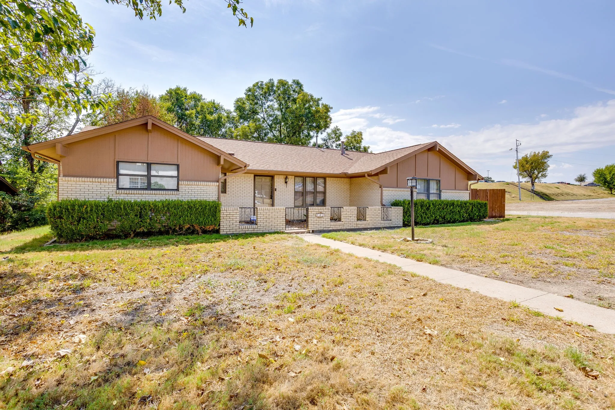 Single Family Residence For Sale in Parker County , 102 Roselawn Drive, Weatherford, Texas 76086, 3 Bedroom, 2 Bathroom, 2 Garage spaces, 2,088 Sqft, built in 1969, mls#21402639, Real Estate Agent in Weatherford, Homes For Sale in Parker county, Homes For Sale in Weatherford, Realtor in Weatherford Texas, Real Estate Brokerage Independent Realty Texas, Luminita Cordes Realtor