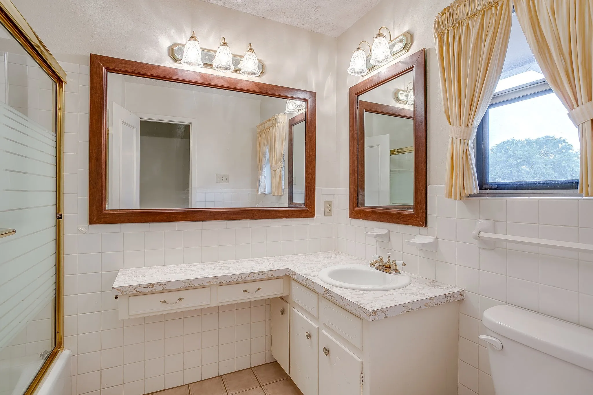 Single Family Residence For Sale in Parker County , 102 Roselawn Drive, Weatherford, Texas 76086, 3 Bedroom, 2 Bathroom, 2 Garage spaces, 2,088 Sqft, built in 1969, mls#21402639, Real Estate Agent in Weatherford, Homes For Sale in Parker county, Homes For Sale in Weatherford, Realtor in Weatherford Texas, Real Estate Brokerage Independent Realty Texas, Luminita Cordes Realtor