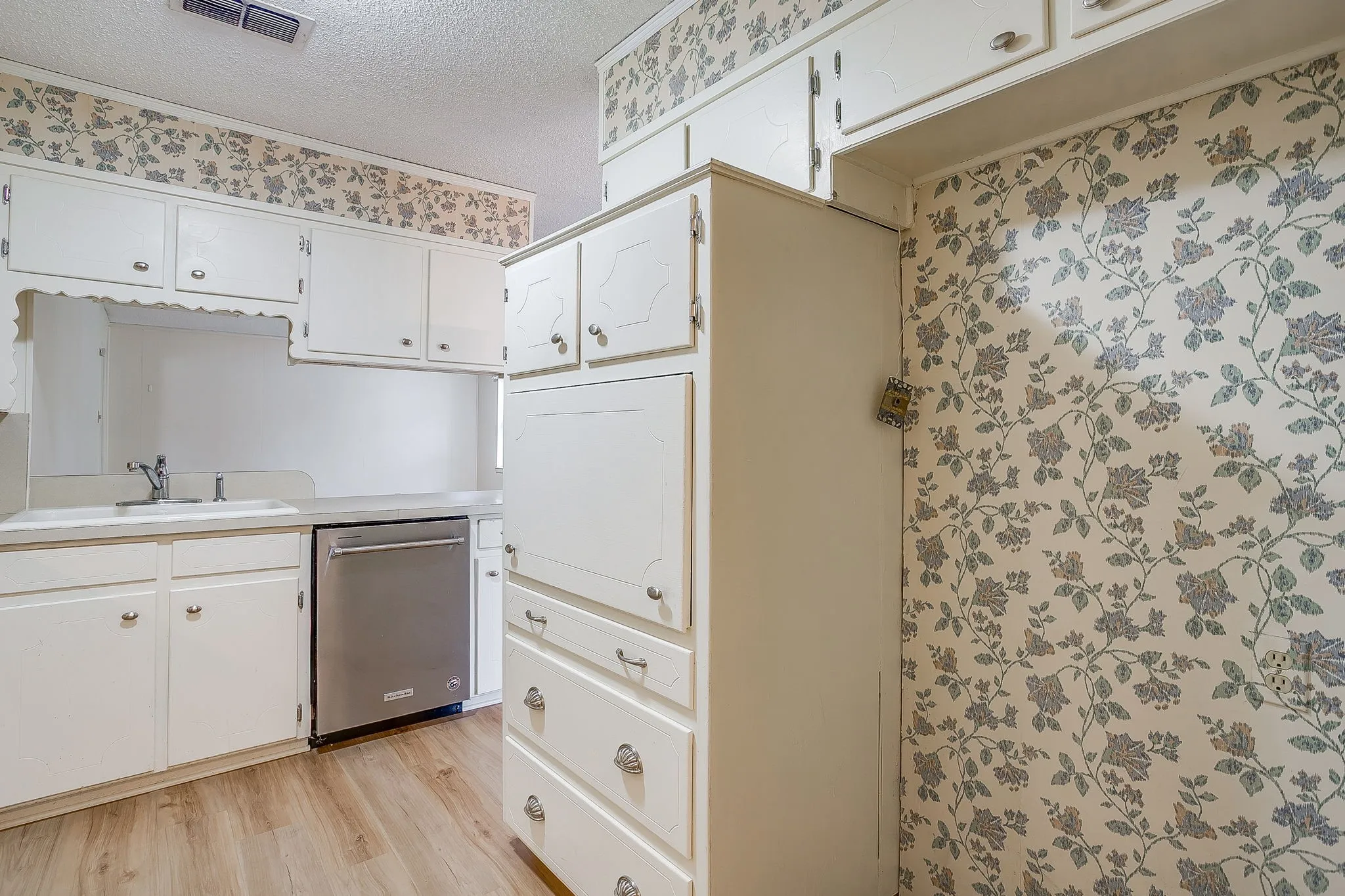 Single Family Residence For Sale in Parker County , 102 Roselawn Drive, Weatherford, Texas 76086, 3 Bedroom, 2 Bathroom, 2 Garage spaces, 2,088 Sqft, built in 1969, mls#21402639, Real Estate Agent in Weatherford, Homes For Sale in Parker county, Homes For Sale in Weatherford, Realtor in Weatherford Texas, Real Estate Brokerage Independent Realty Texas, Luminita Cordes Realtor